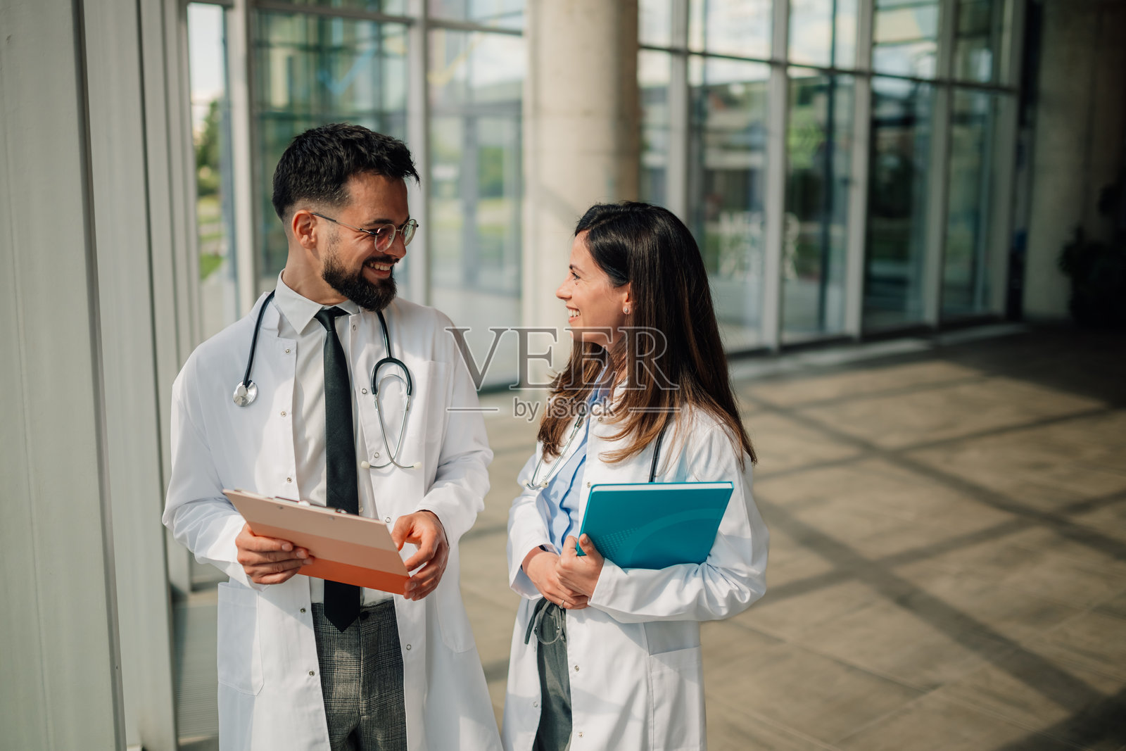 医生在医院走廊讨论病历照片摄影图片