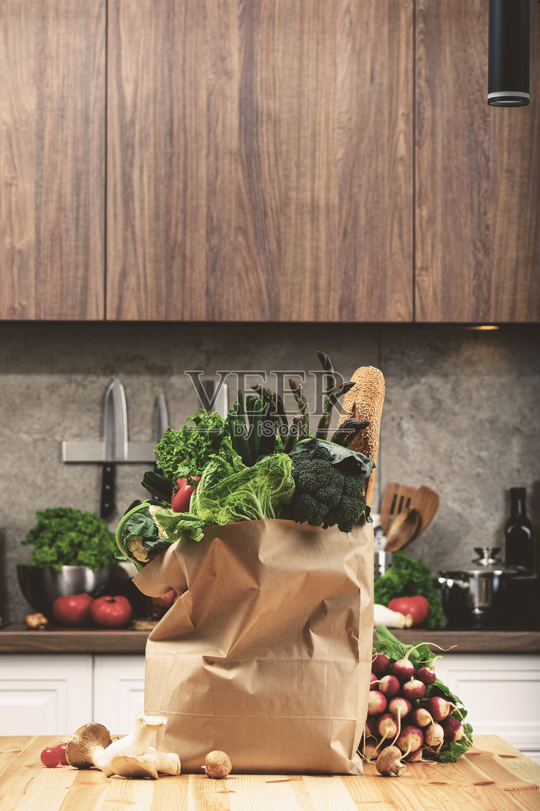 新鲜有机蔬菜和法棍装在纸袋中，准备在厨房进行健康的素食烹饪照片摄影图片
