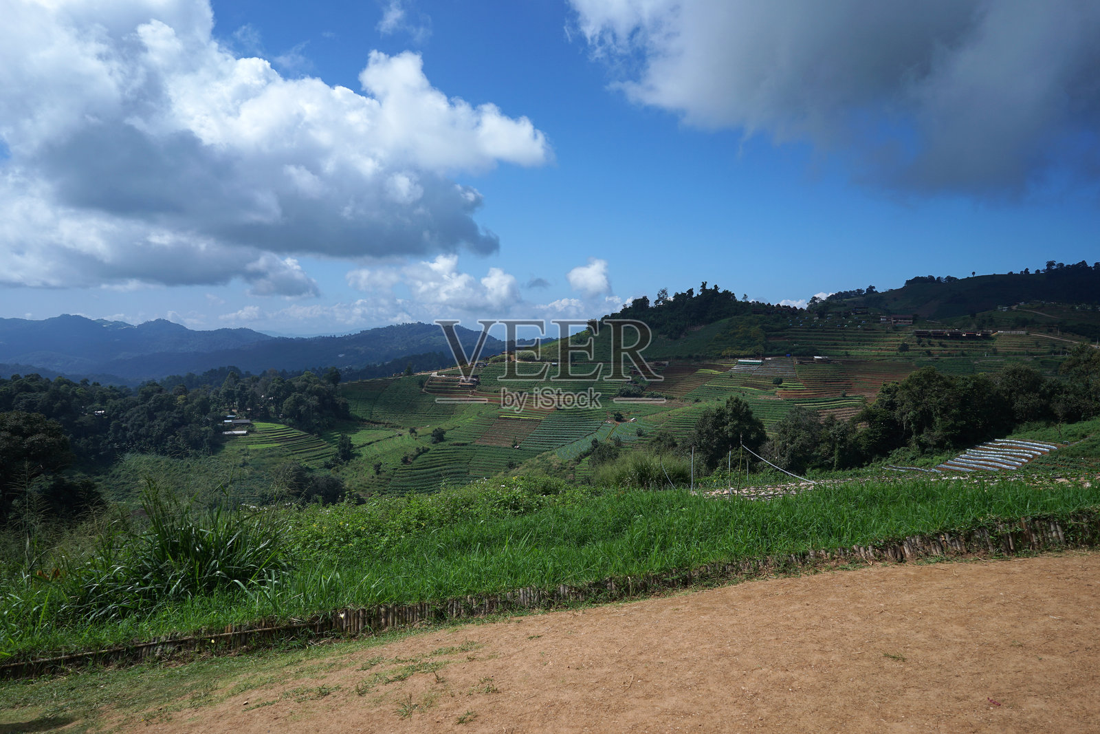 绿色山脉峰顶的自然风光与多云的天空照片摄影图片