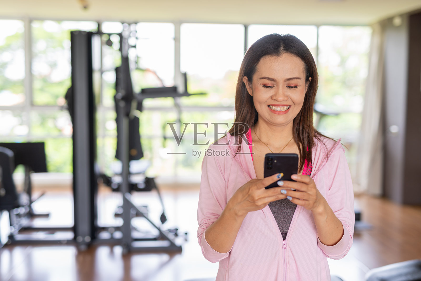 亚洲女性在健身房锻炼的肖像照片摄影图片