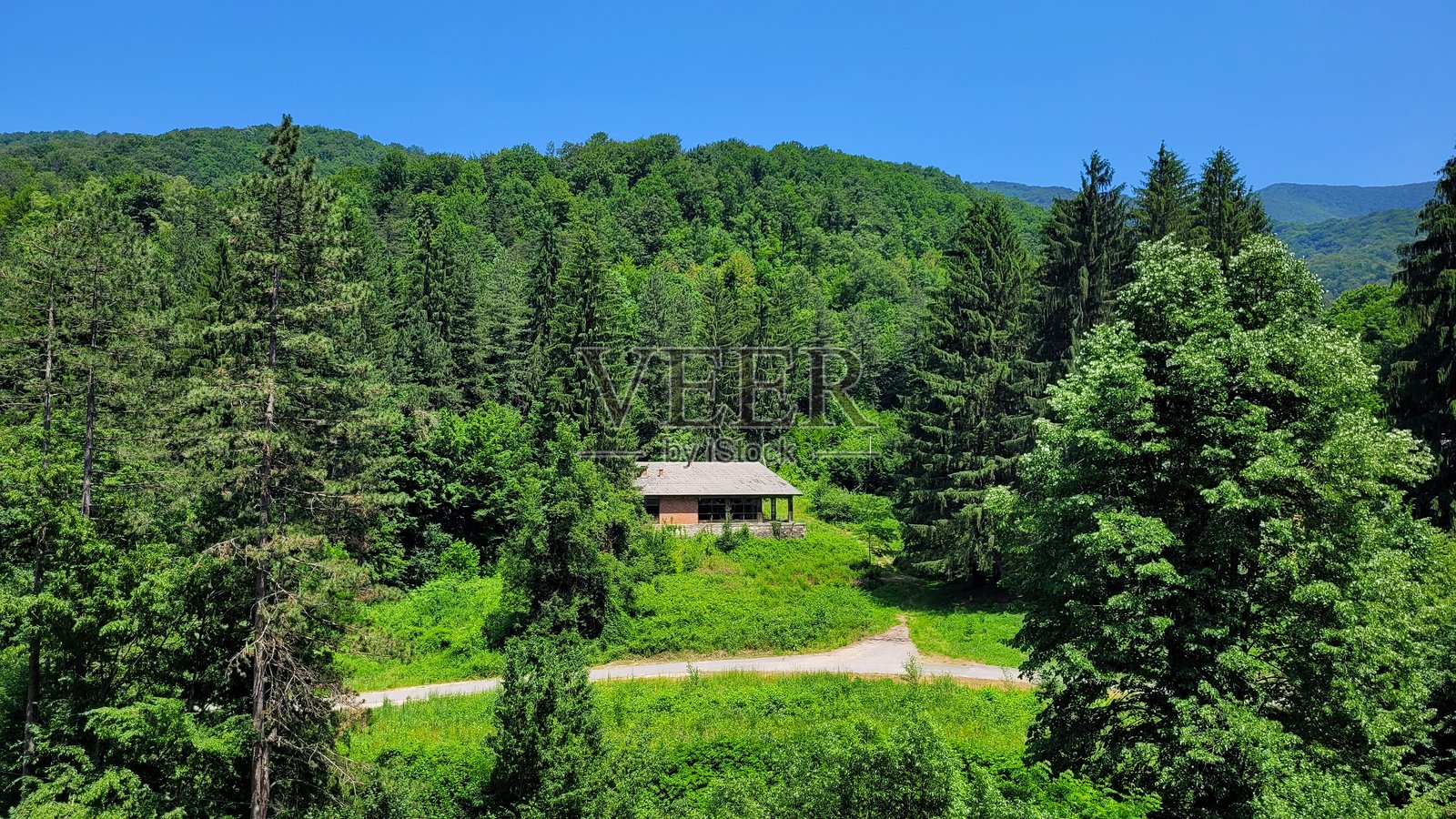 山上的废弃建筑照片摄影图片