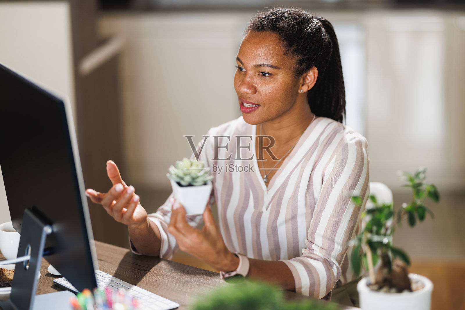 黑人女性在家办公室在线会议照片摄影图片
