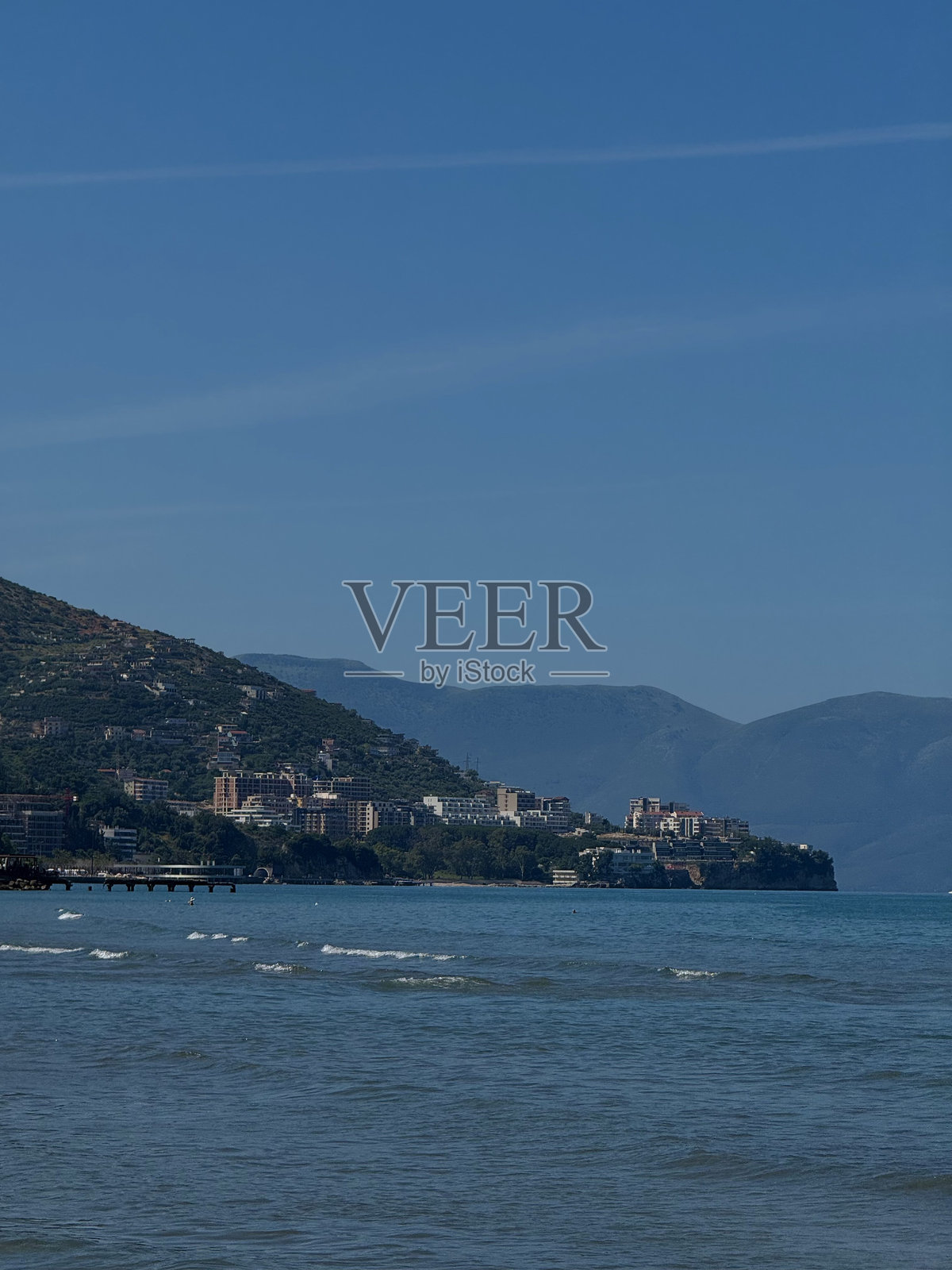 海岸线与海洋和山脉地平线照片摄影图片