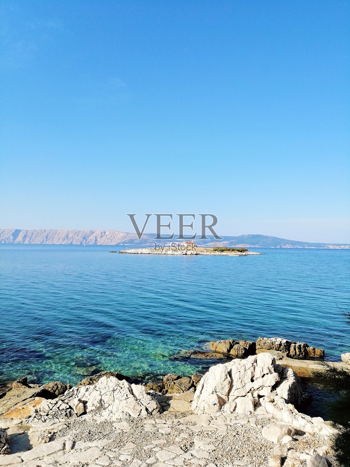 欧洲，克罗地亚，诺维温诺德斯基，岩石海岸，圣马力诺岛，古老的教堂，克尔克岛，阳光明媚的日子照片摄影图片