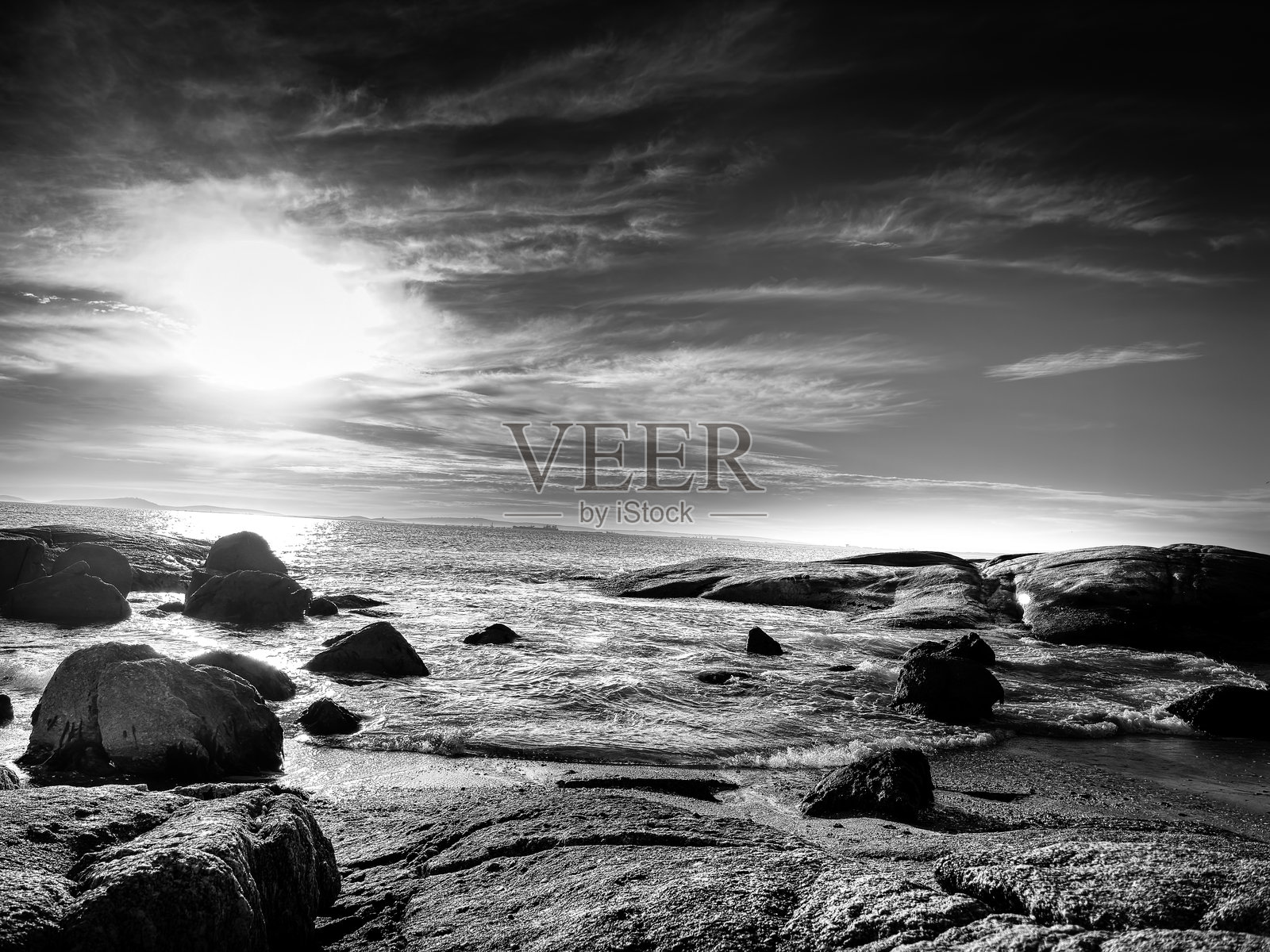 一张黑白照片展示了南非朗格班的海滩风景，夕阳的倒影映在水面上。风景壮观，背景照片展现了生活的平衡——阴郁的天空与自然之美。照片拍摄于2025年1月25日。照片摄影图片