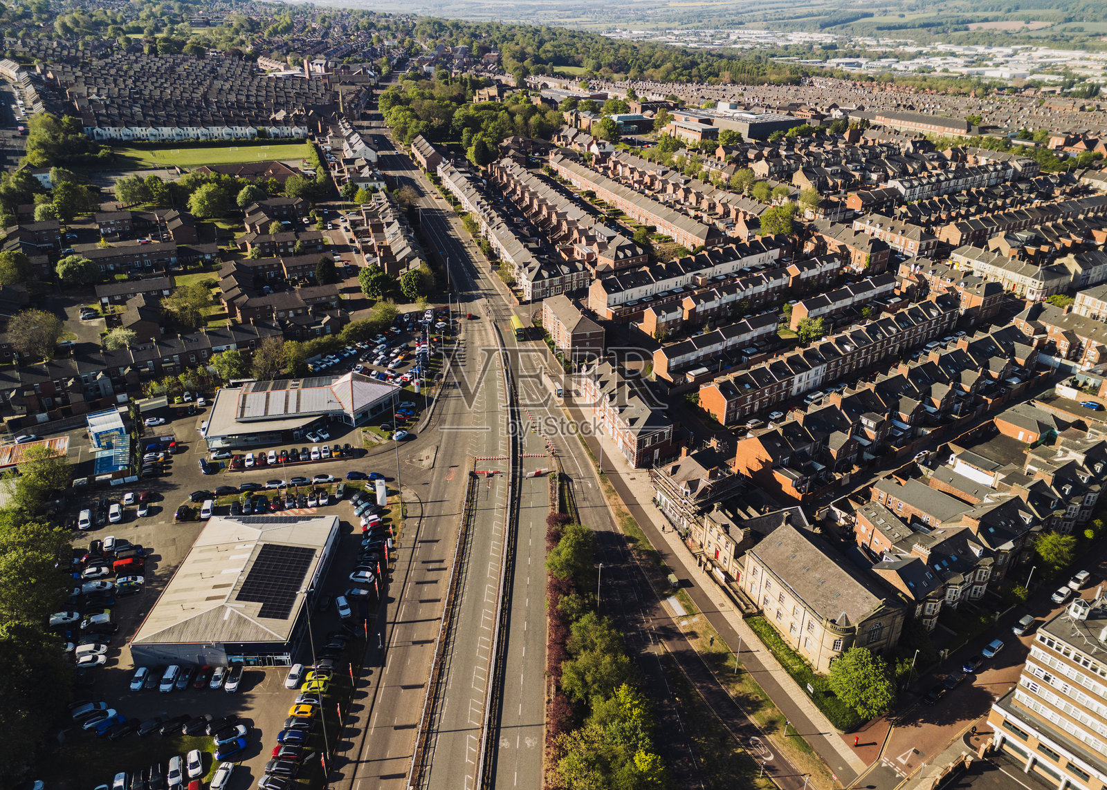盖茨黑德市中心和高速公路（A167）高架桥。阳光明媚的日间无人机航拍视角照片摄影图片