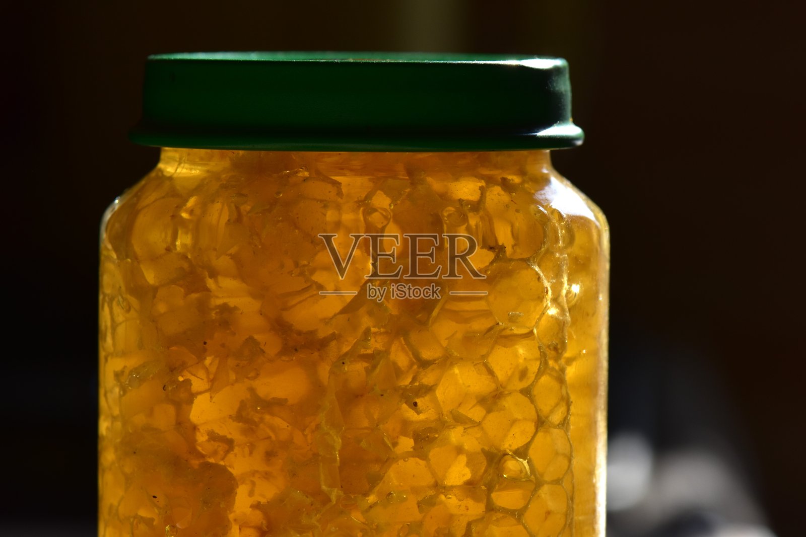 蜂蜜蜂巢在罐子里照片摄影图片