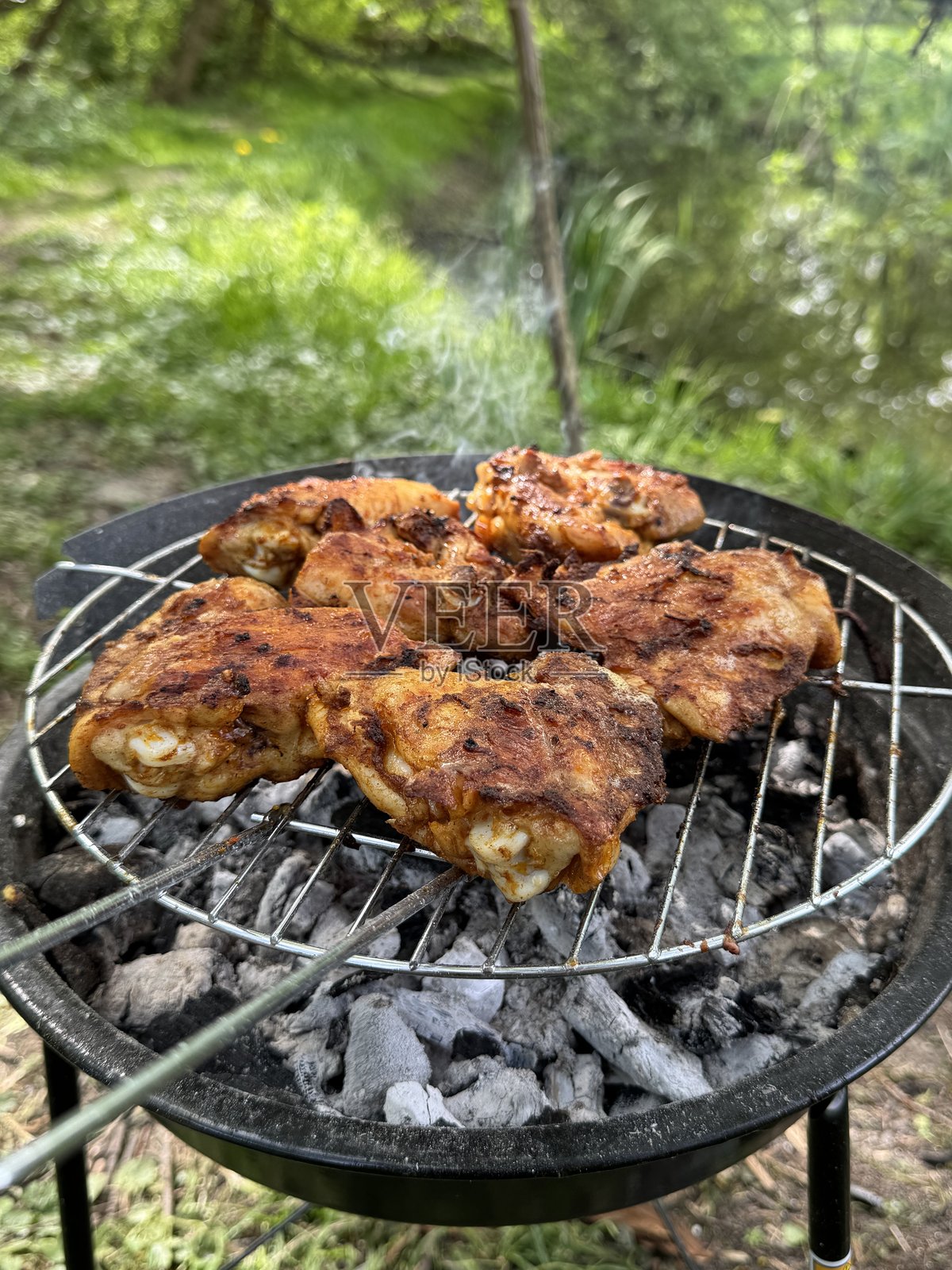 户外烧烤鸡肉。照片摄影图片