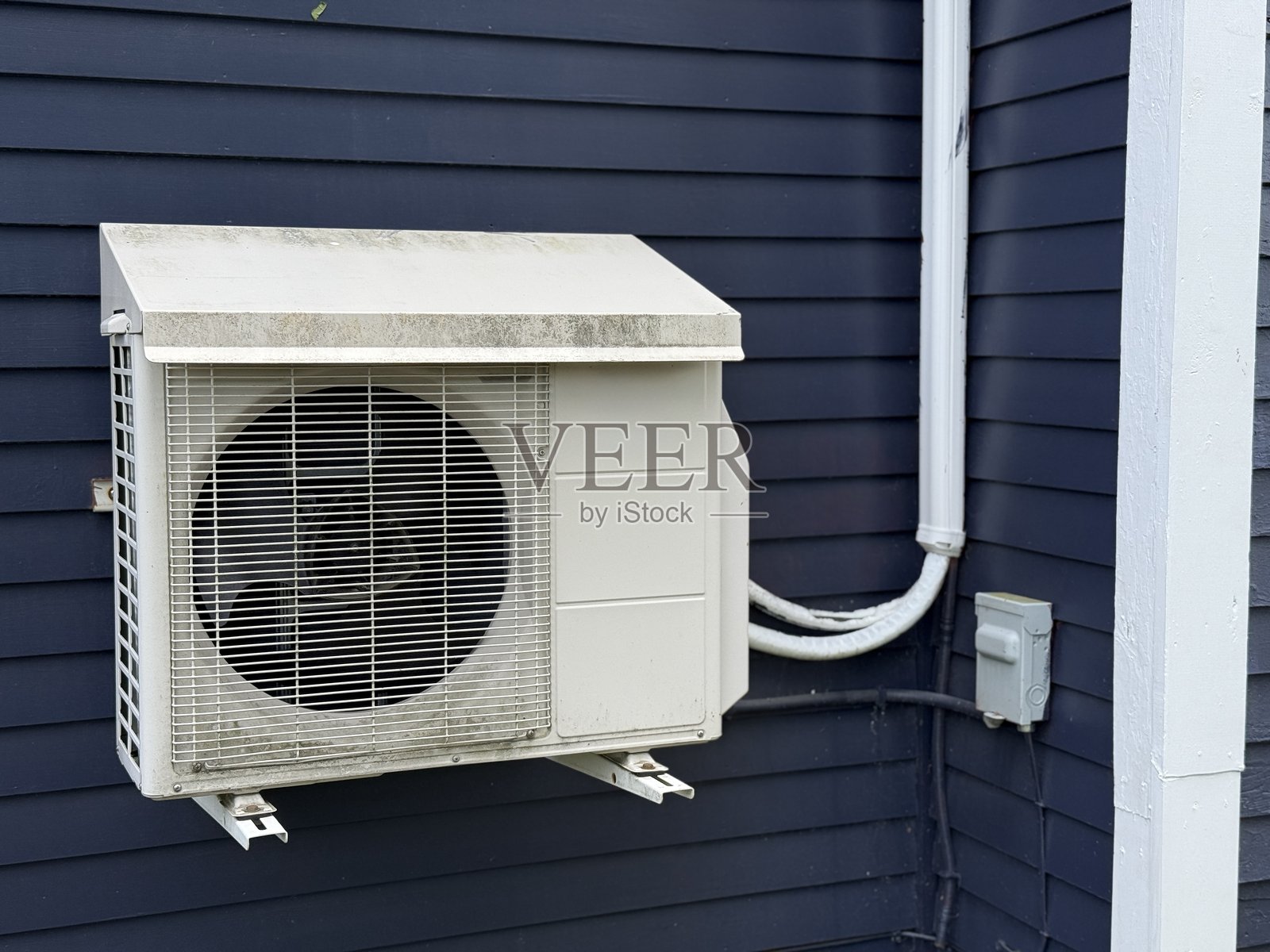 建筑外立面的特写，配有空气热泵照片摄影图片