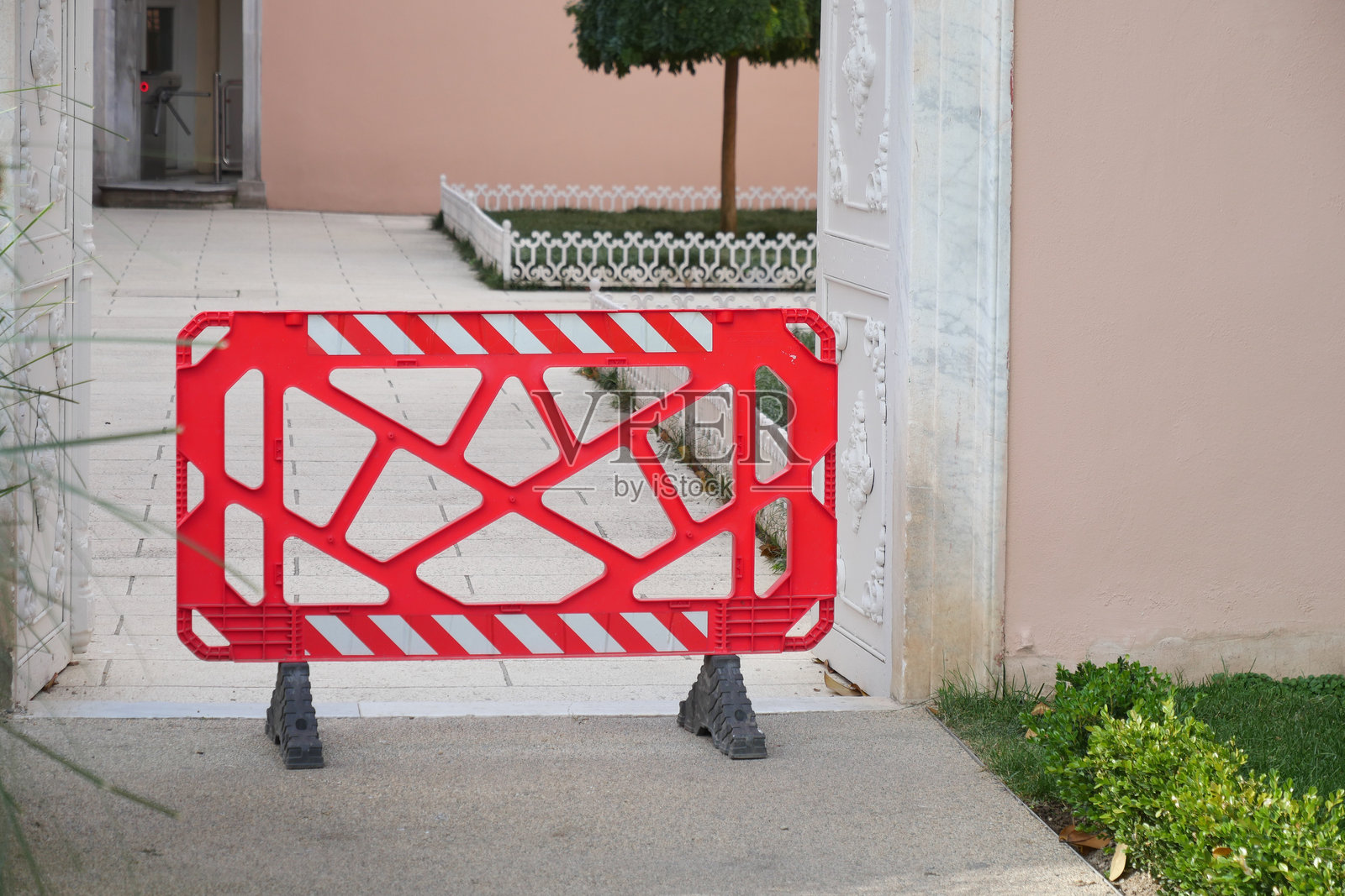 在宁静的庭院区域，施工围栏阻挡了入口照片摄影图片