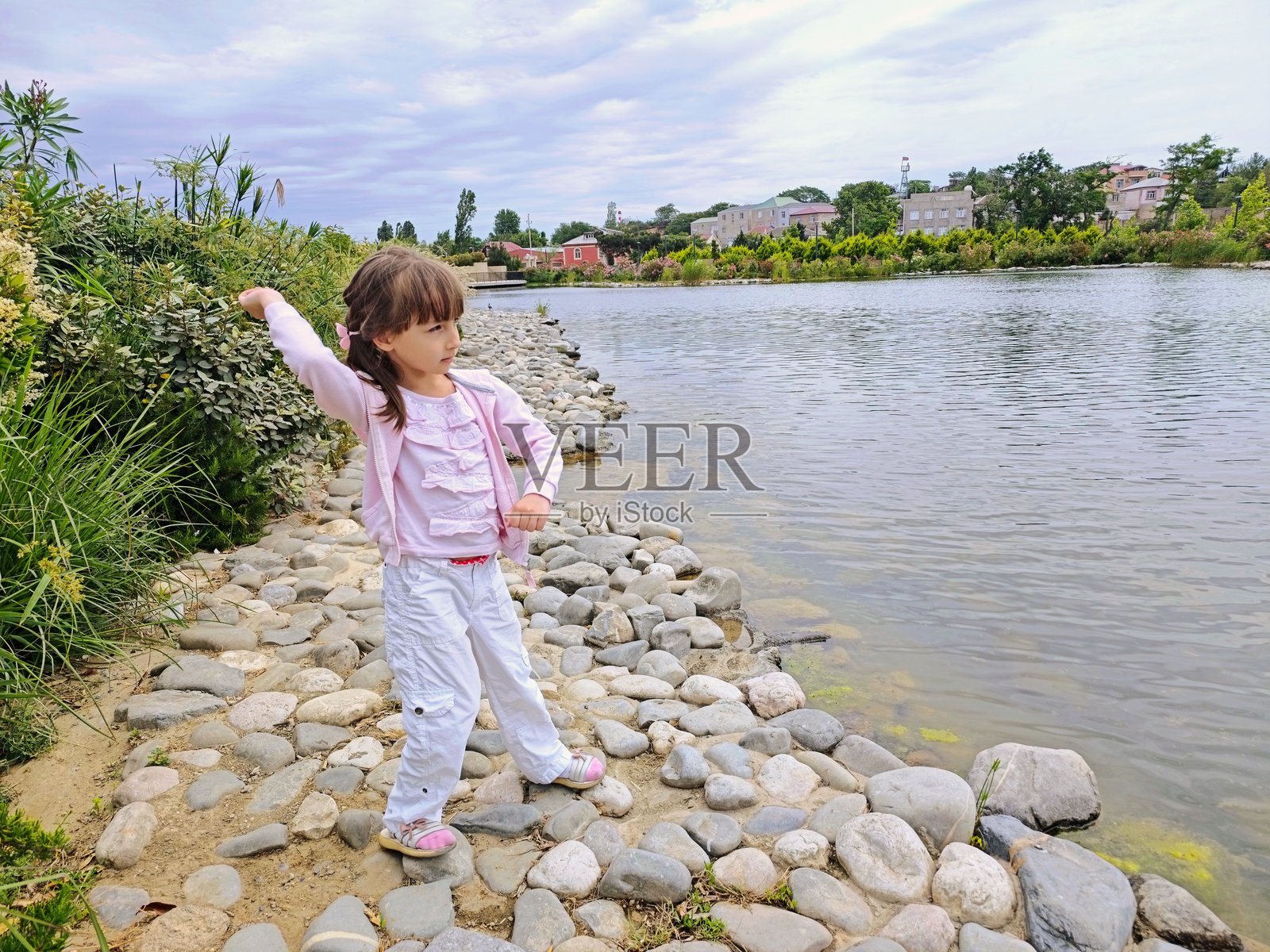 向湖里扔石头照片摄影图片