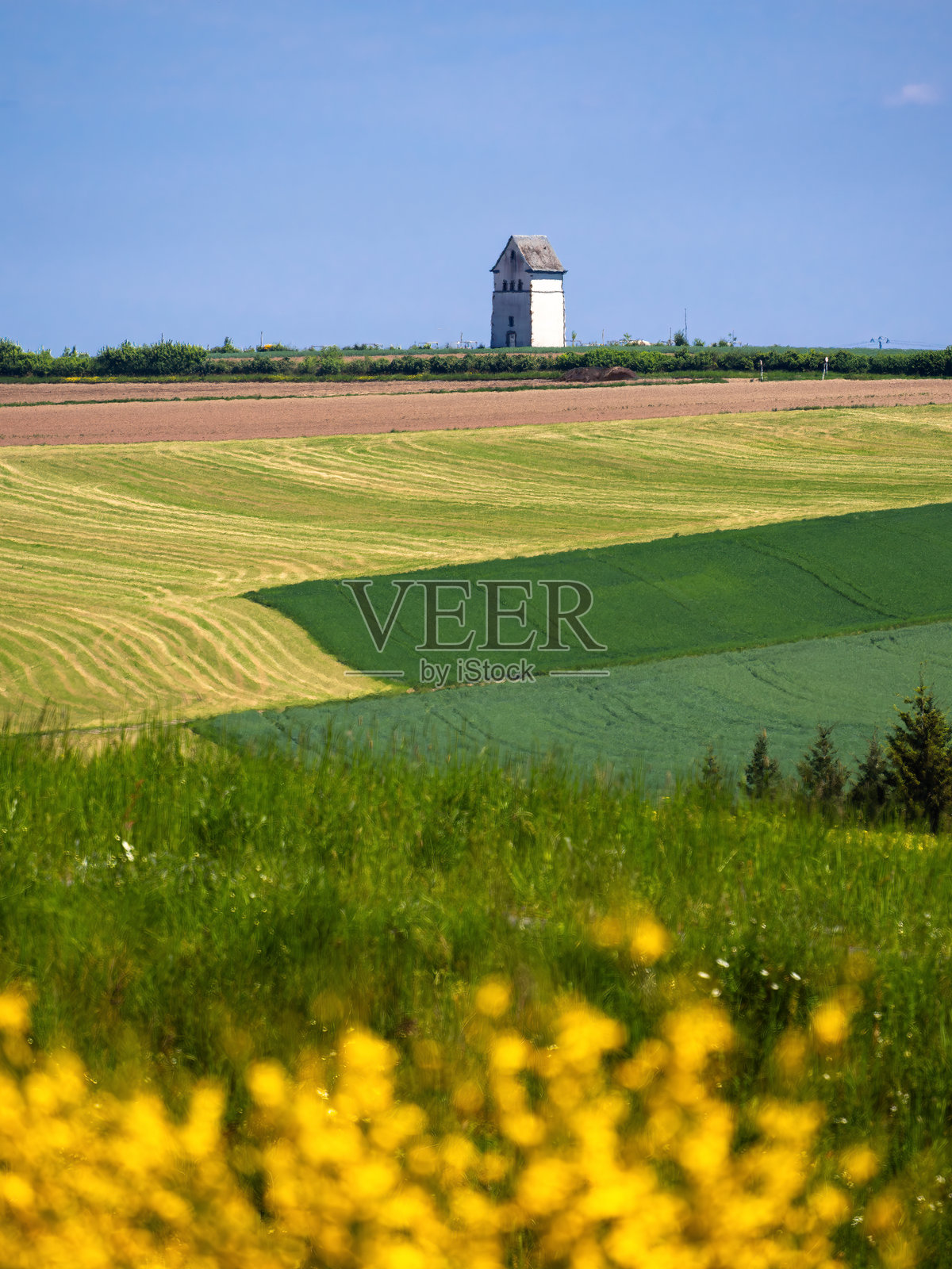 风景如画的景观，塔楼与起伏的田野照片摄影图片