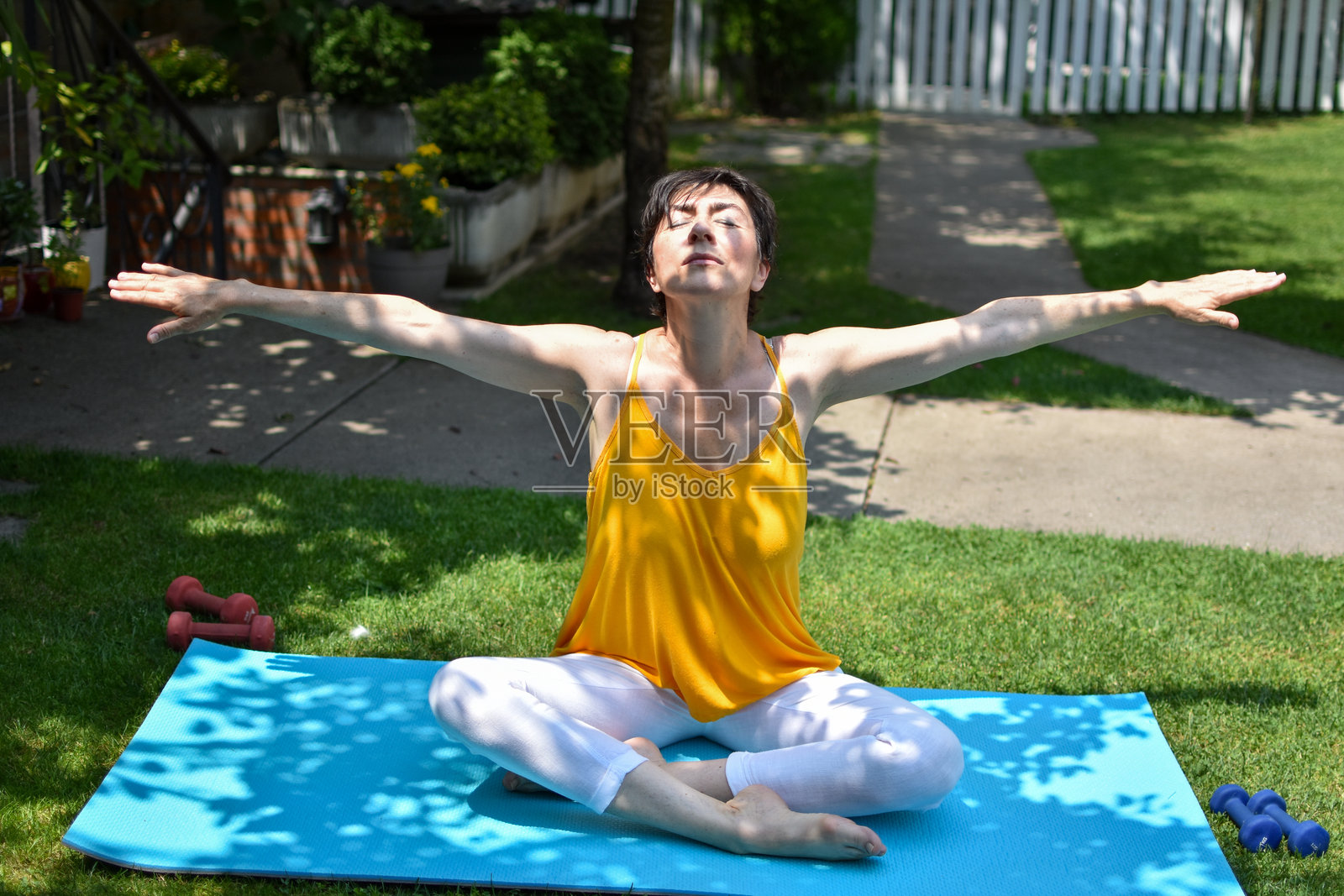 大自然中的晨练照片摄影图片