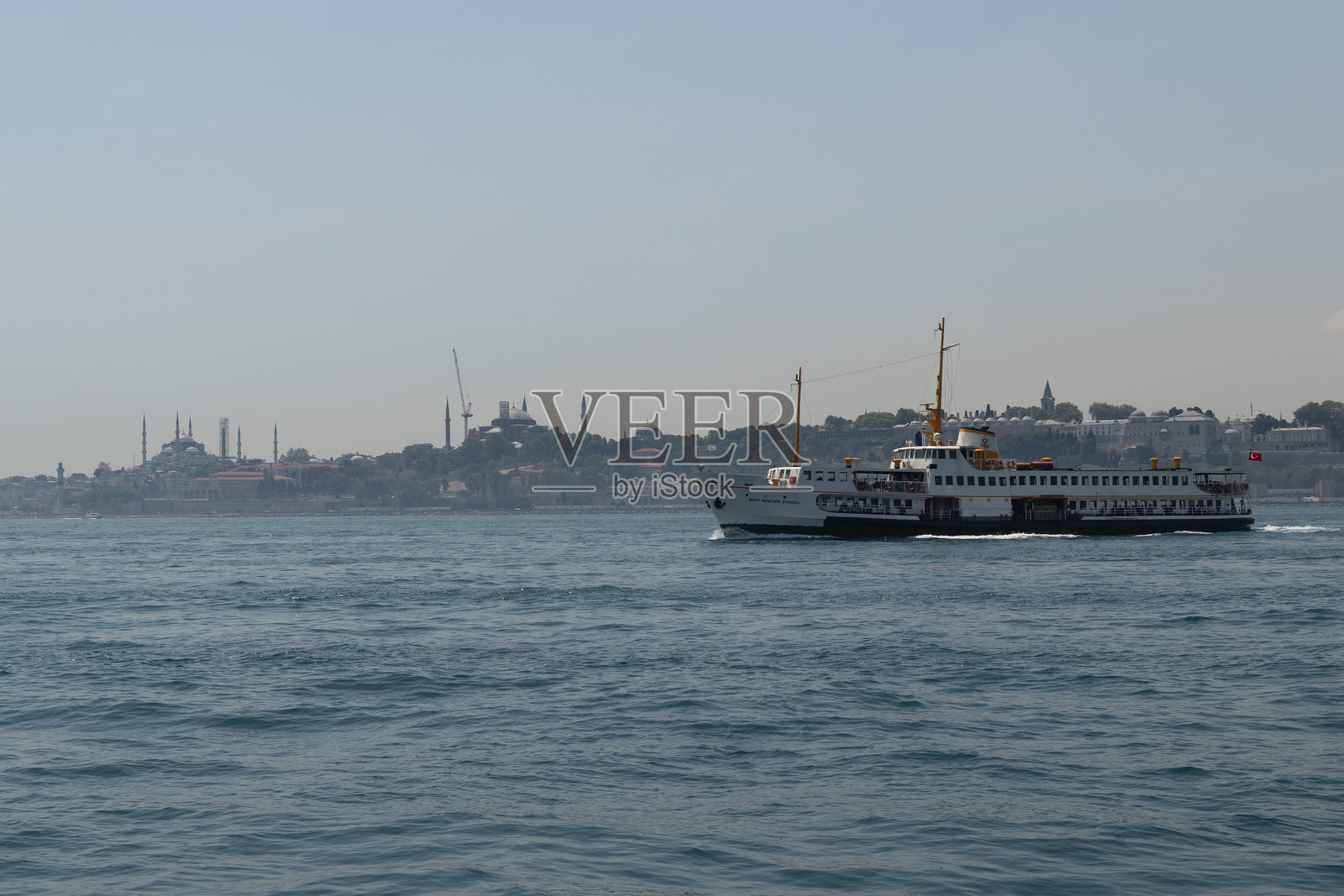 经典的伊斯坦布尔渡轮与博斯普鲁斯海峡上的历史性苏丹艾哈迈德天际线照片摄影图片