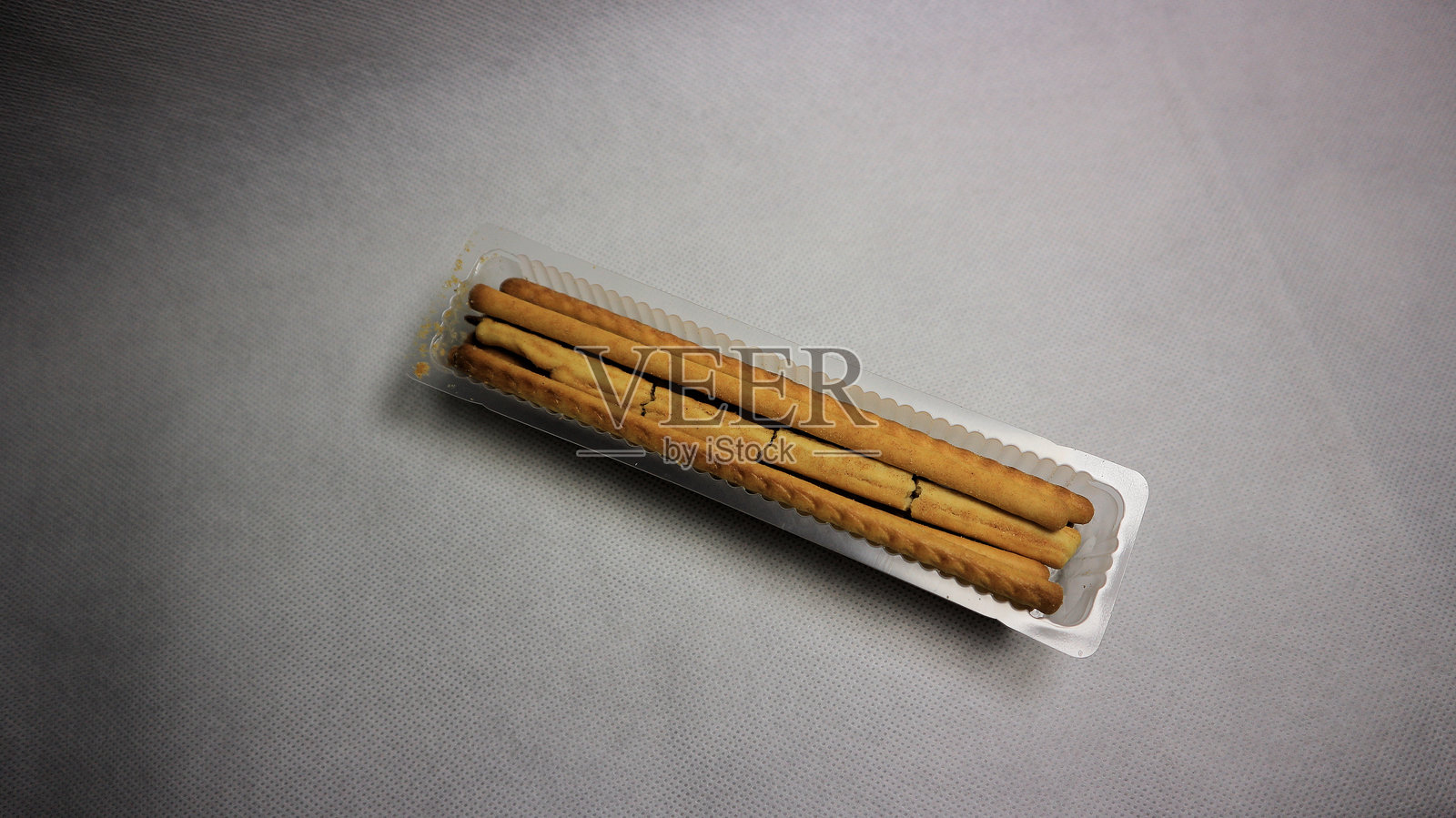 轻布表面上的饼干棒塑料托盘照片摄影图片