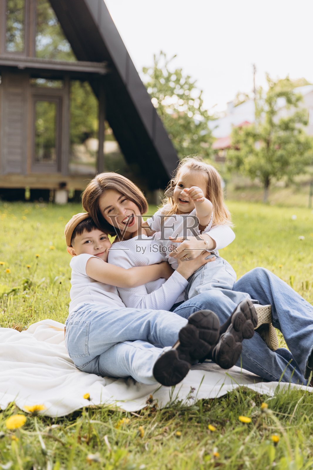 快乐的家庭在现代住宅的后院享受闲暇时光照片摄影图片