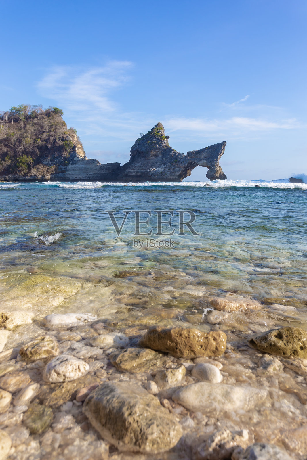 阿图海滩的美丽是一个隐藏在印度尼西亚巴厘岛努沙佩尼达岛东南部的海滩。照片摄影图片