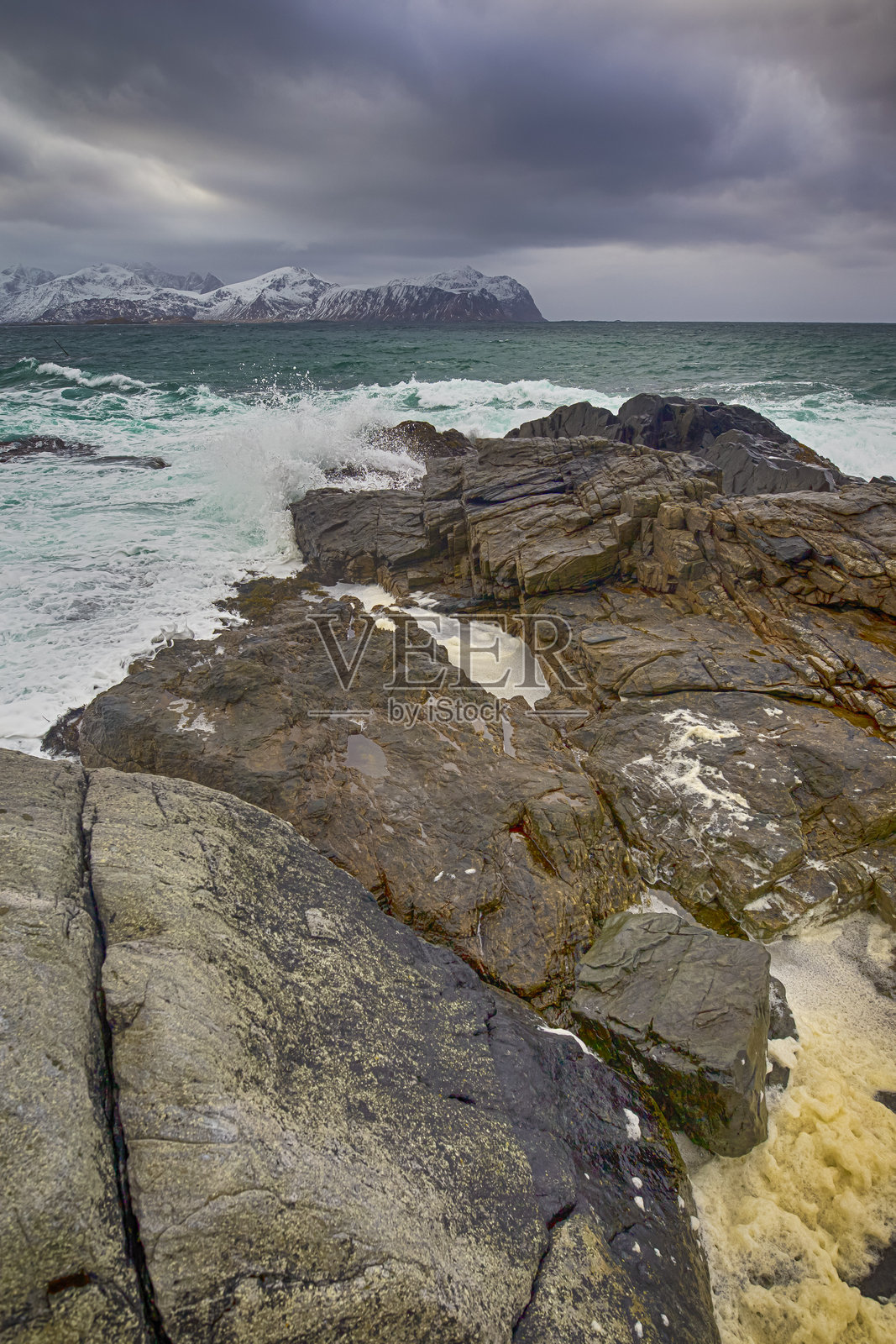 旅行概念。傍晚时分，戏剧性的海浪拍打着岩石海岸的景象。照片摄影图片