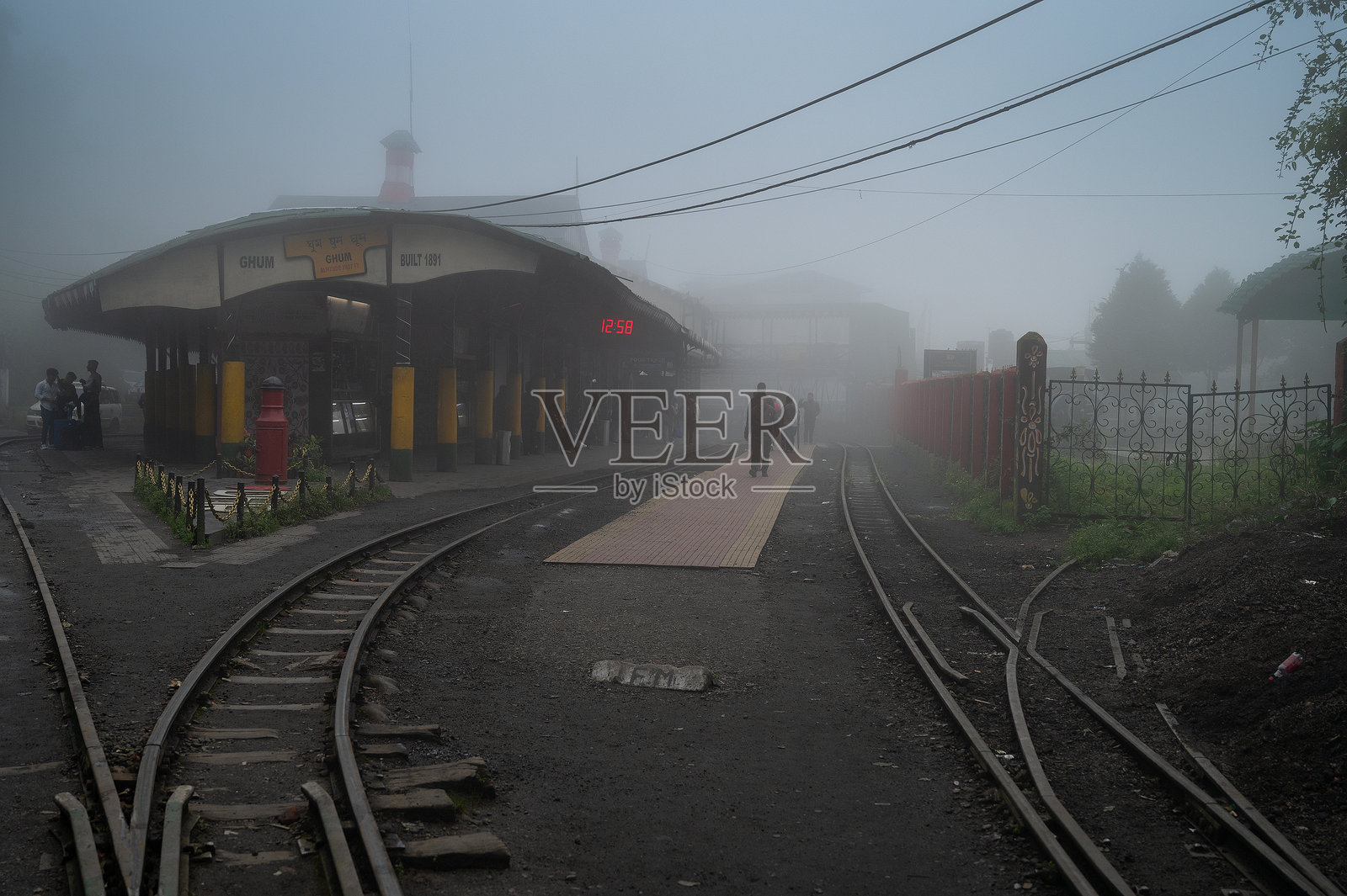 雾气笼罩着古姆火车站，这是印度最高的火车站，属于达尔杰林喜马拉雅铁路（DHR），是联合国教科文组织世界遗产。照片摄影图片