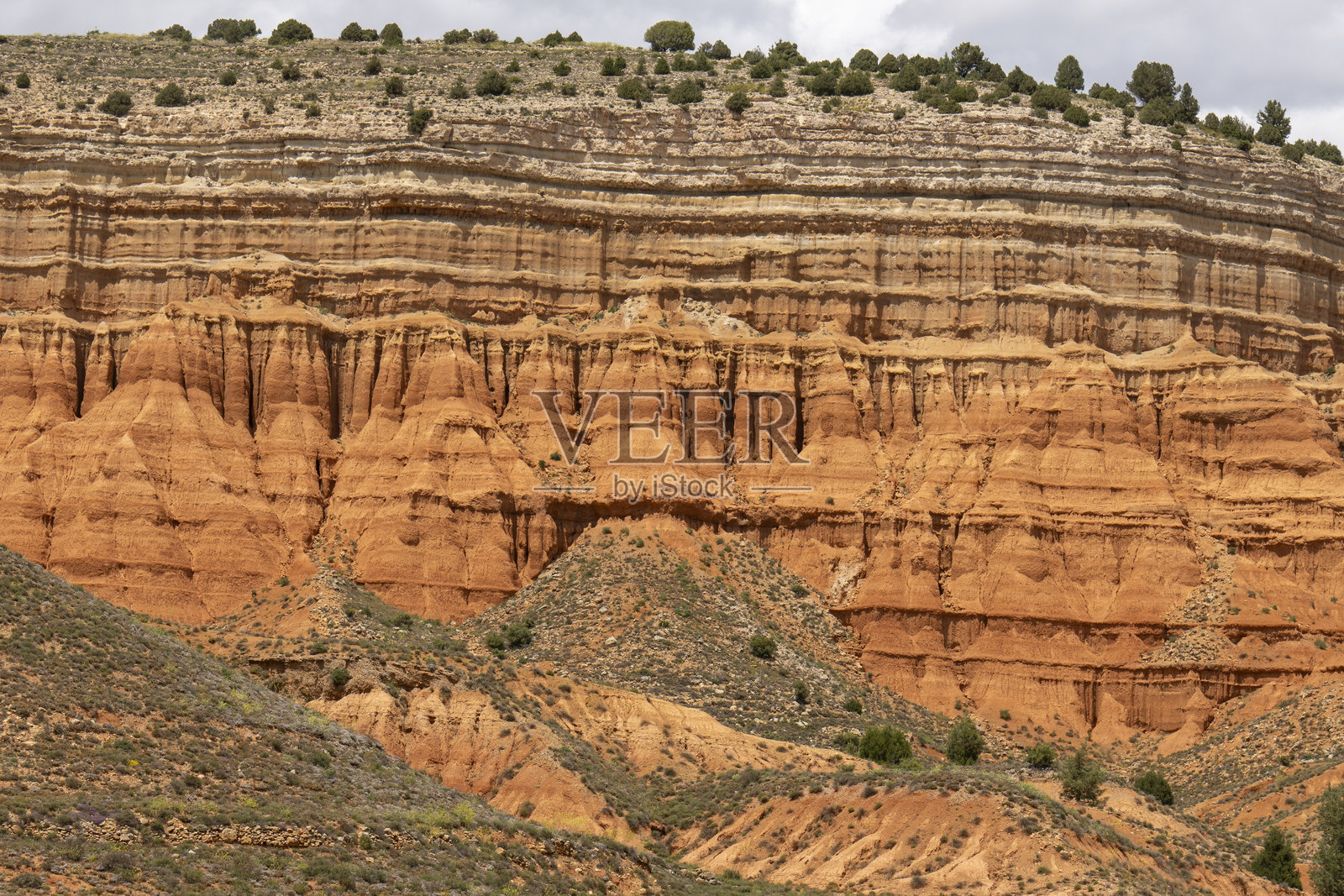 特鲁埃尔的红峡谷是电影和广告的壮丽场景。西班牙阿拉贡。春季风光。照片摄影图片