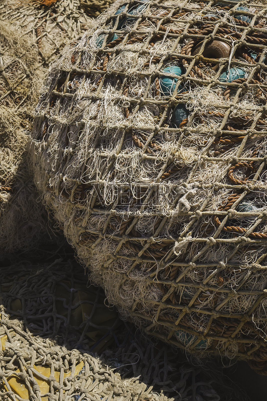 摩洛哥埃索乌拉港口的渔网和绳索。乡村风格的复杂图案和纹理，代表着该镇的手工渔业和海岸文化。照片摄影图片