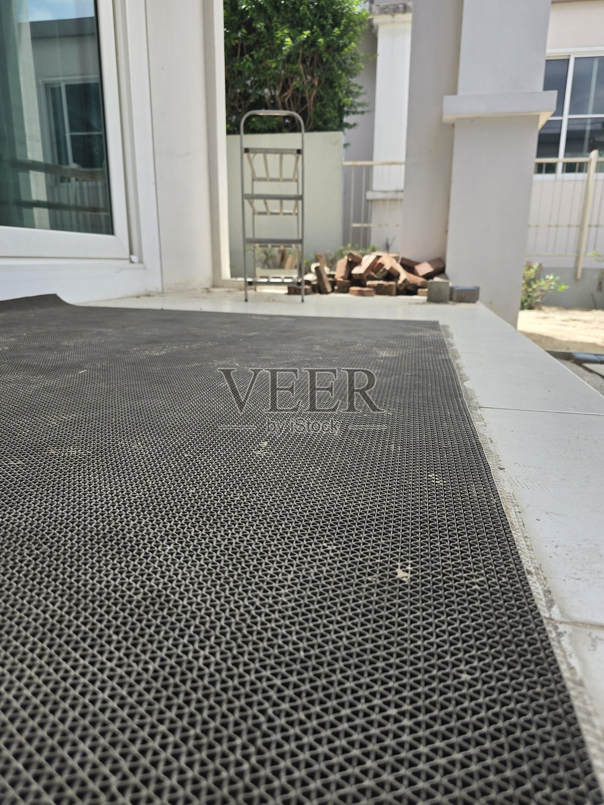 户外露台区域的纹理橡胶垫，背景是花园景观照片摄影图片