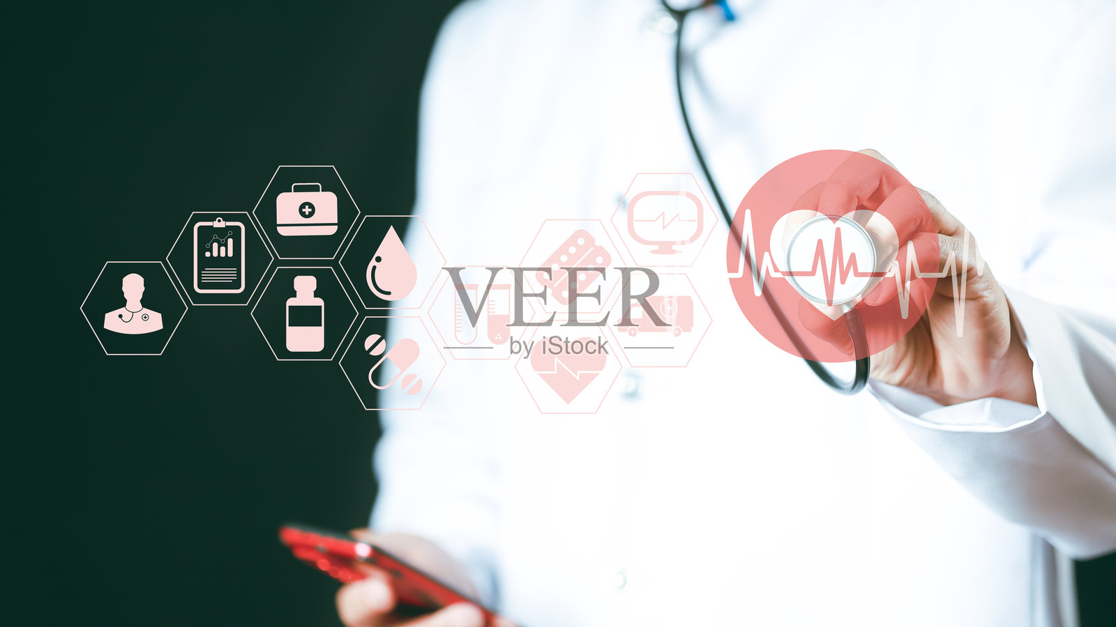 医疗技术，在线健康网络，远程医疗概念。医生手持听诊器，连接医疗技术互联网网络，医疗保健与医学，医院背景。照片摄影图片