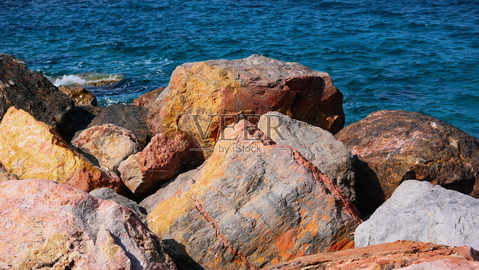 法国巴纽尔-苏尔-梅尔港口的地中海岩石，欧洲度假照片摄影图片