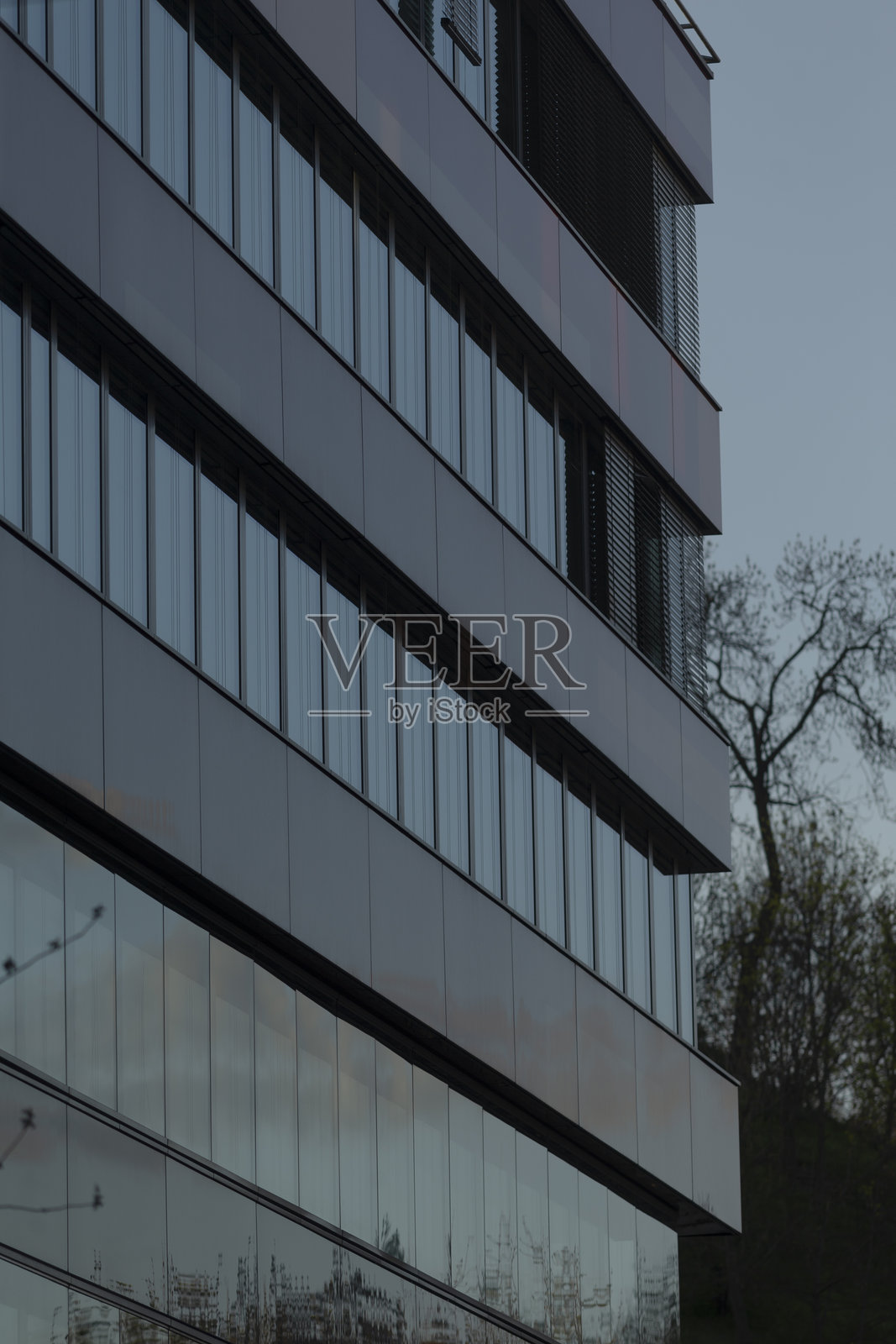 一座现代建筑，拥有令人惊叹的玻璃外立面照片摄影图片