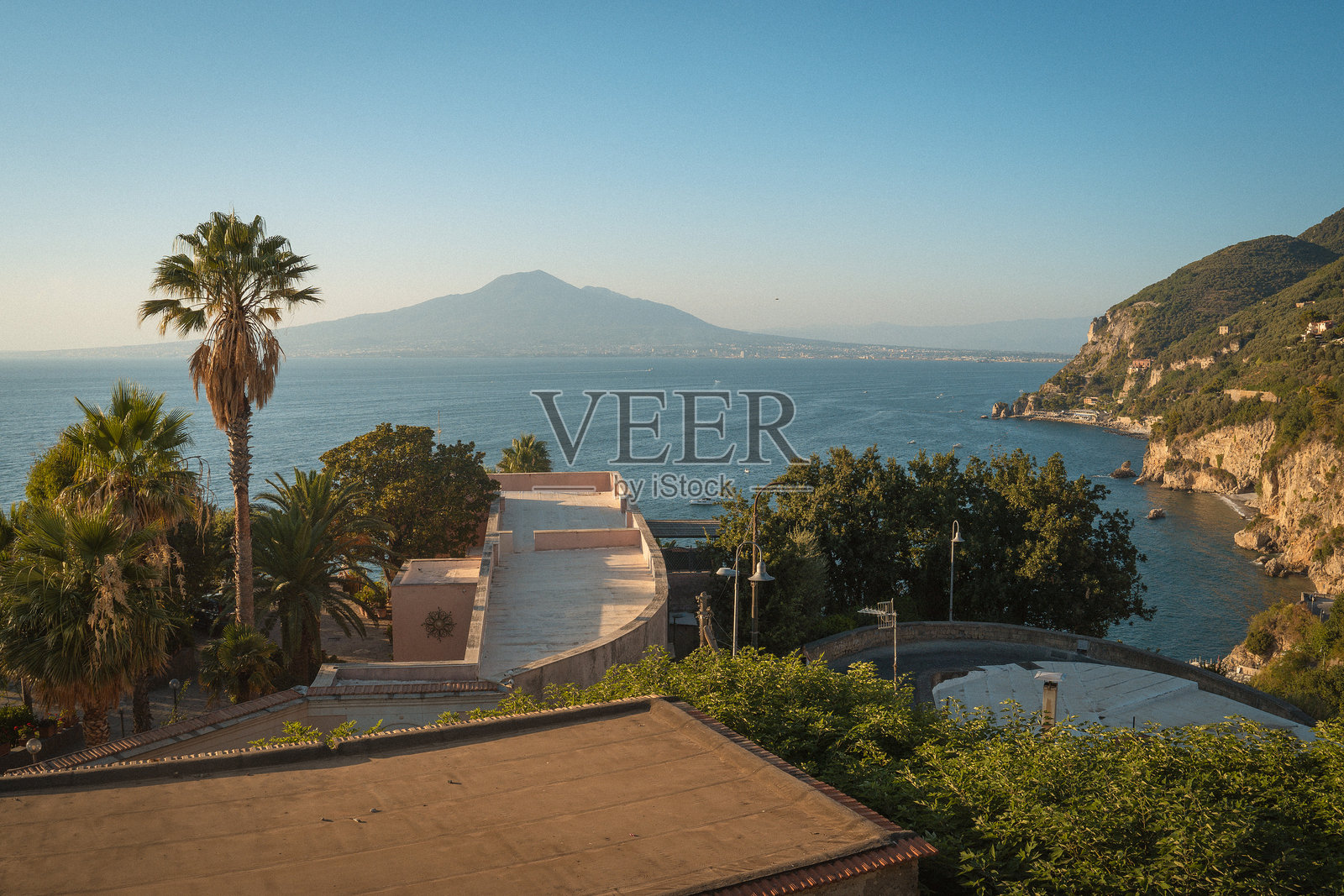 日落时分从阿马尔菲海岸俯瞰维苏威山的景色照片摄影图片