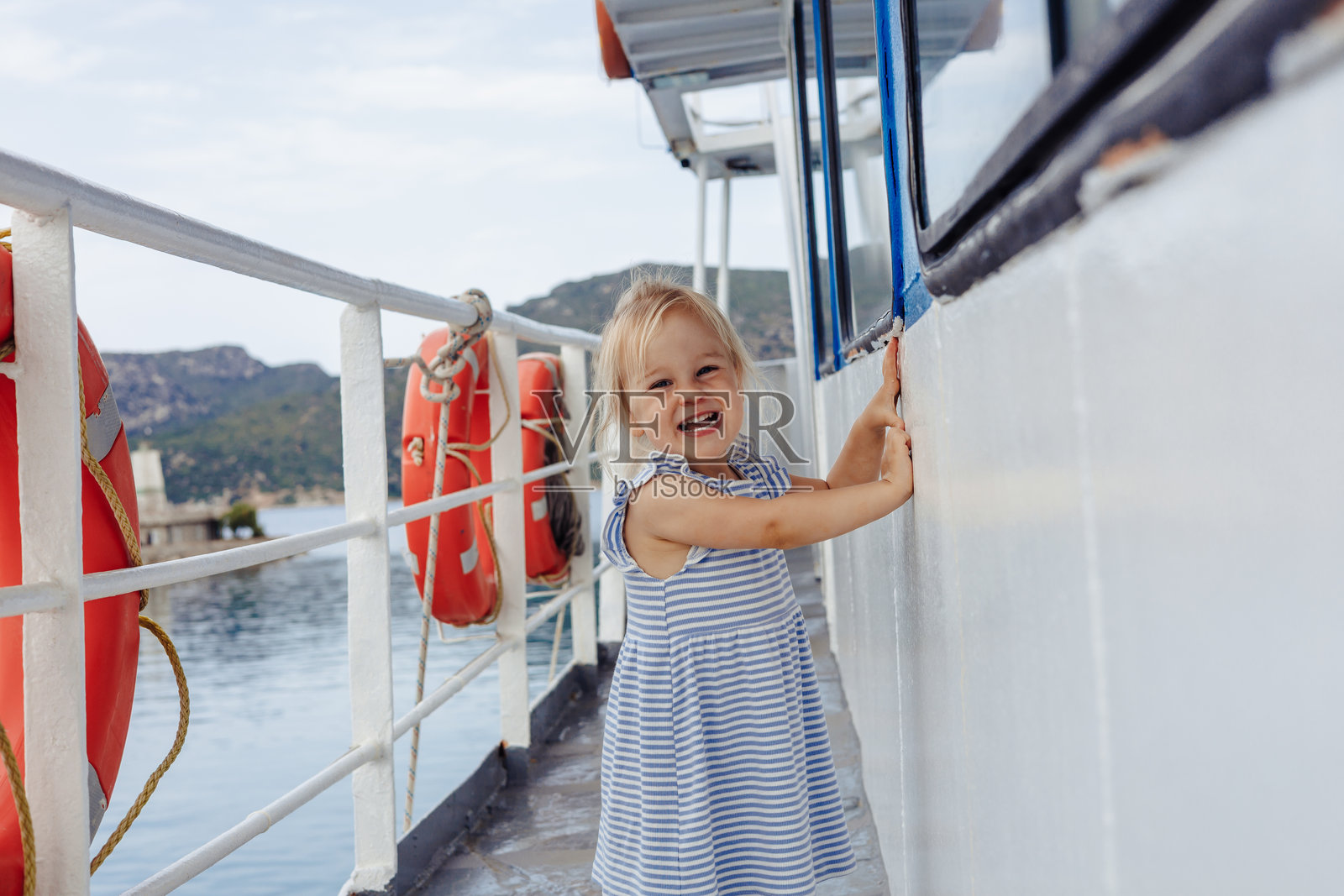 一个快乐的两岁女孩在渡轮上享受她的时光照片摄影图片