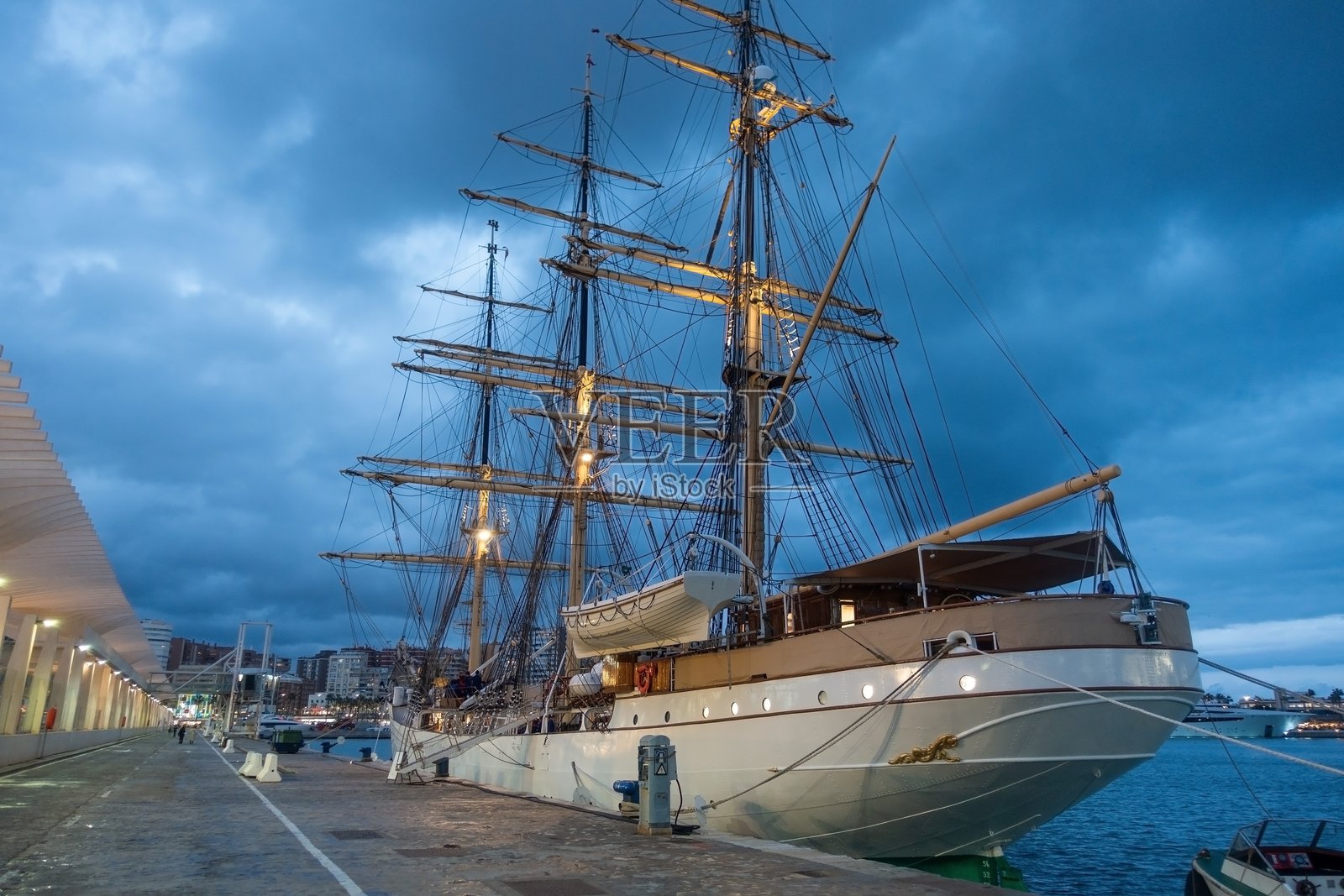 马拉加西班牙地中海港口的帆船照片摄影图片