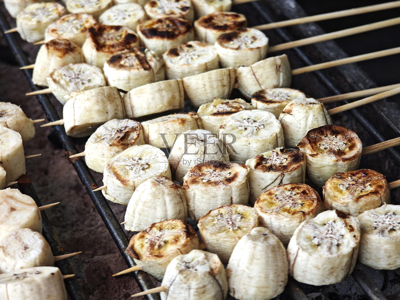 新鲜橙子片放在木头上照片摄影图片