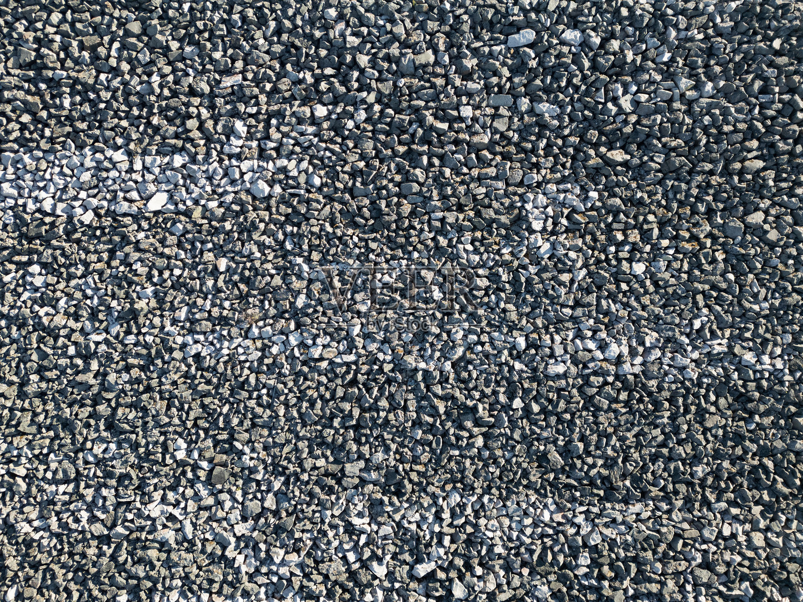 挪威山区水电大坝表面覆盖的灰色碎石的抽象纹理和背景。照片摄影图片
