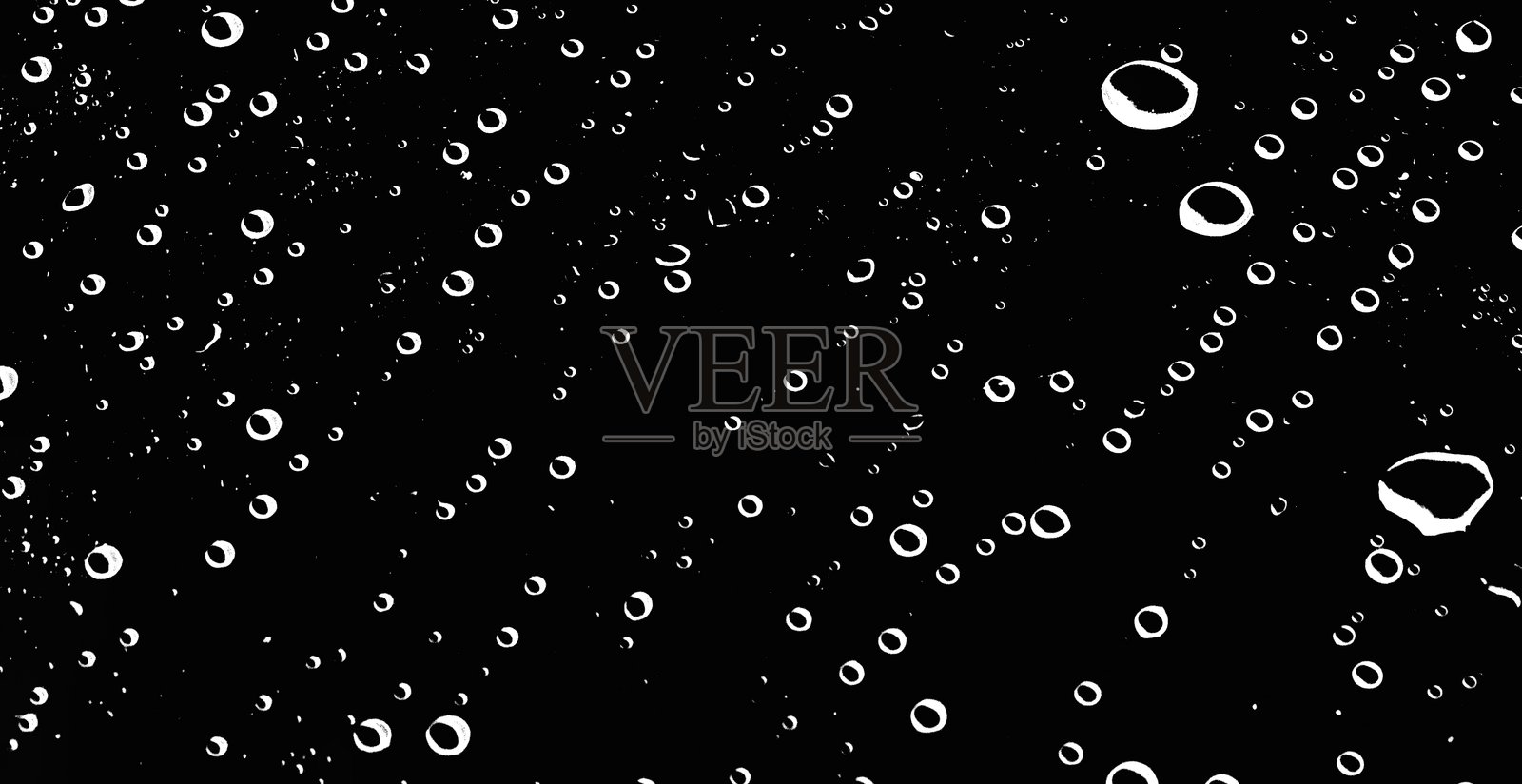 黑色背景上漂浮的白色水滴特写。照片摄影图片