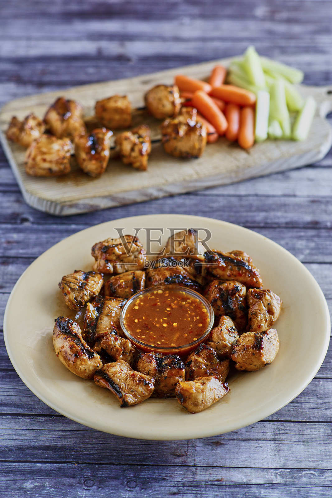 烤鳄鱼肉块配橙子蘸酱照片摄影图片