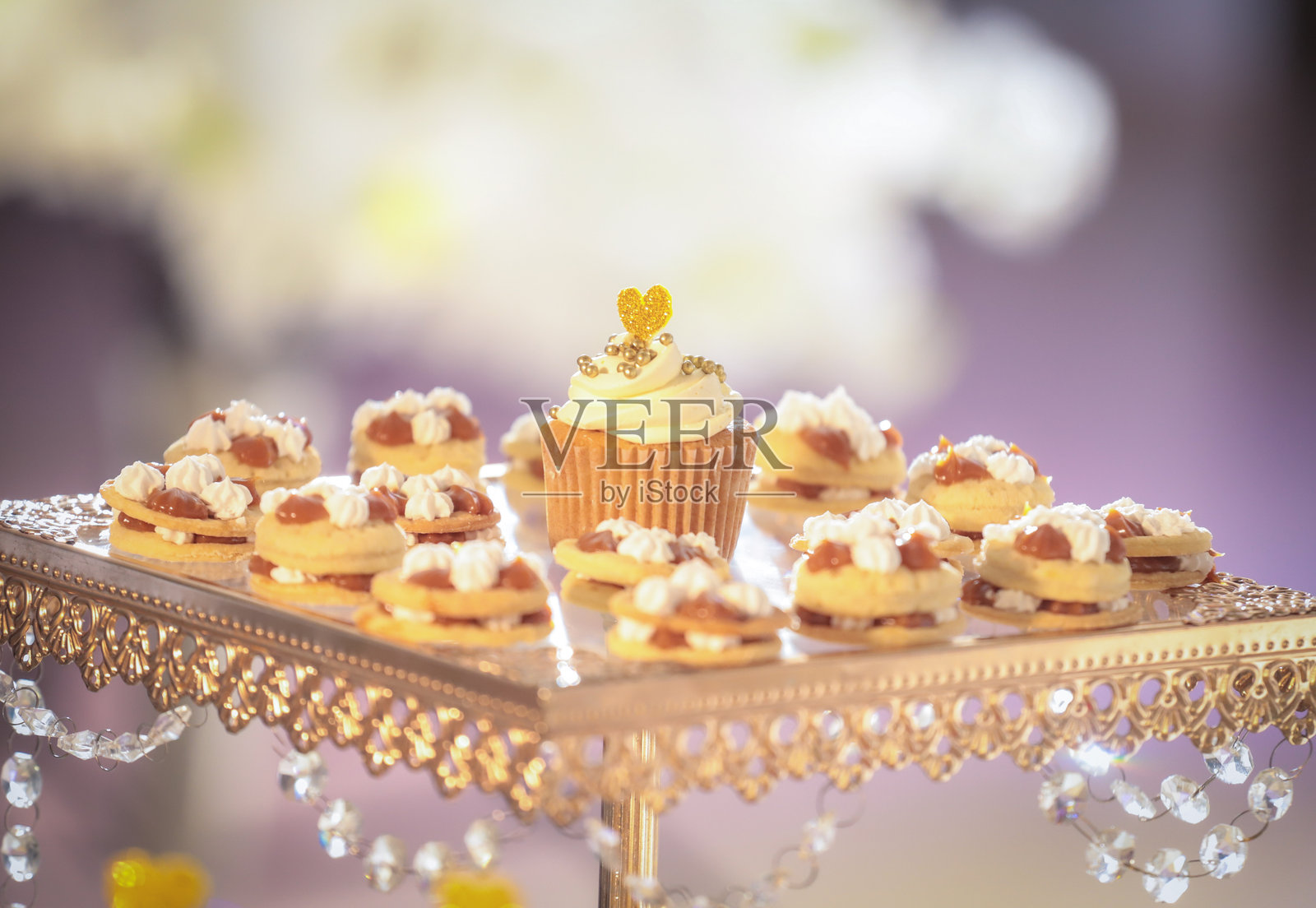 精美的甜点展示，展现了优雅的杯子蛋糕和饼干，适合特殊庆祝活动的节日氛围照片摄影图片