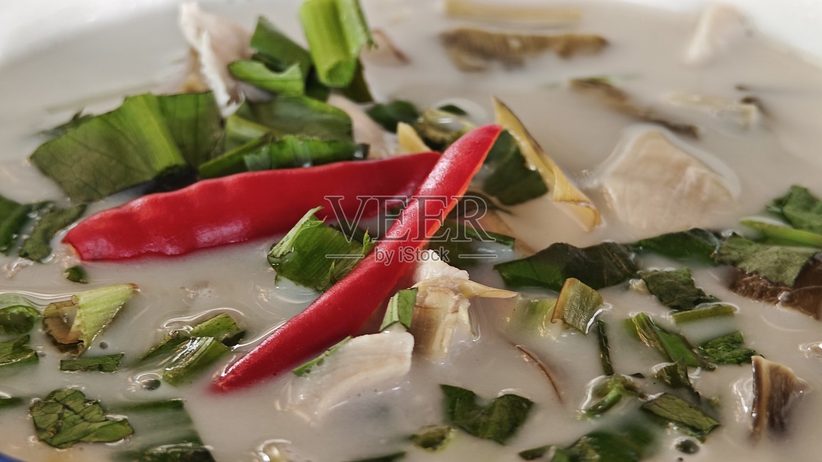 泰式鸡肉椰子汤，称为冬阴功。照片摄影图片