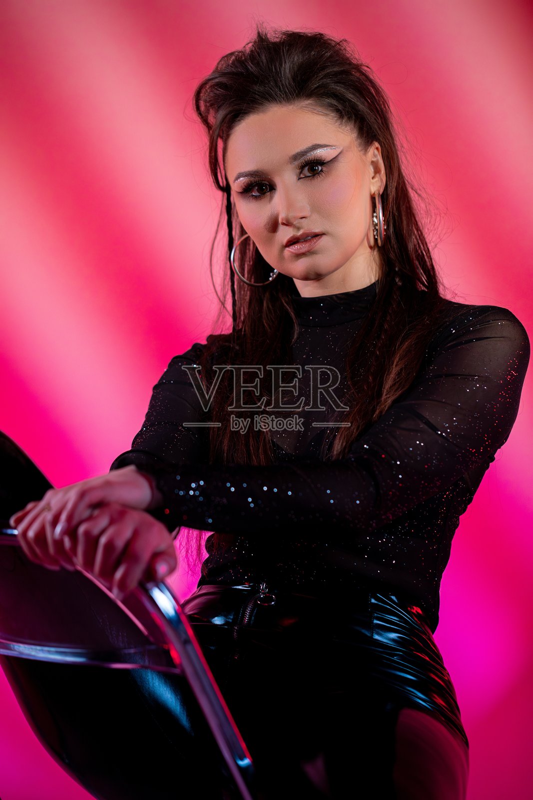 一幅时尚且引人注目的模特肖像，背景为大胆的霓虹色彩照片摄影图片