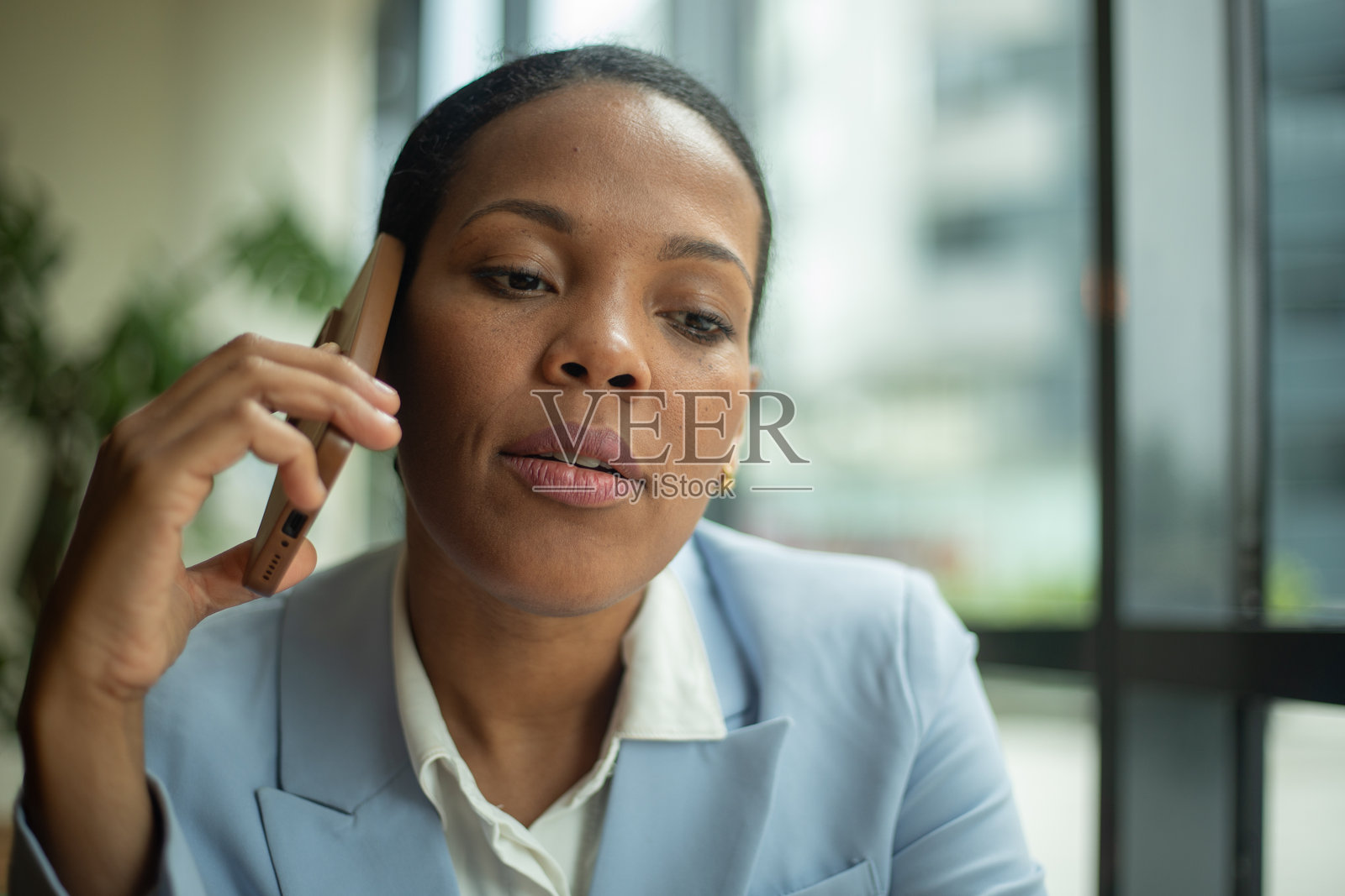 女商人在办公室接听电话照片摄影图片