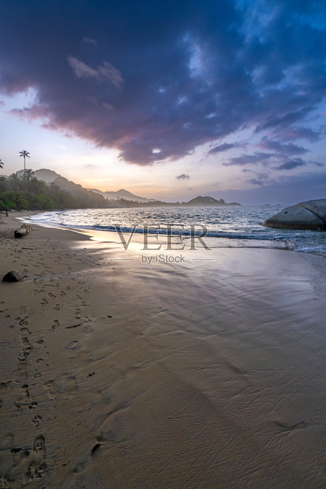 哥伦比亚南美洲加勒比海和圣玛尔塔山脉脚下的美丽拉皮斯基纳海滩上绚丽的日落照片摄影图片