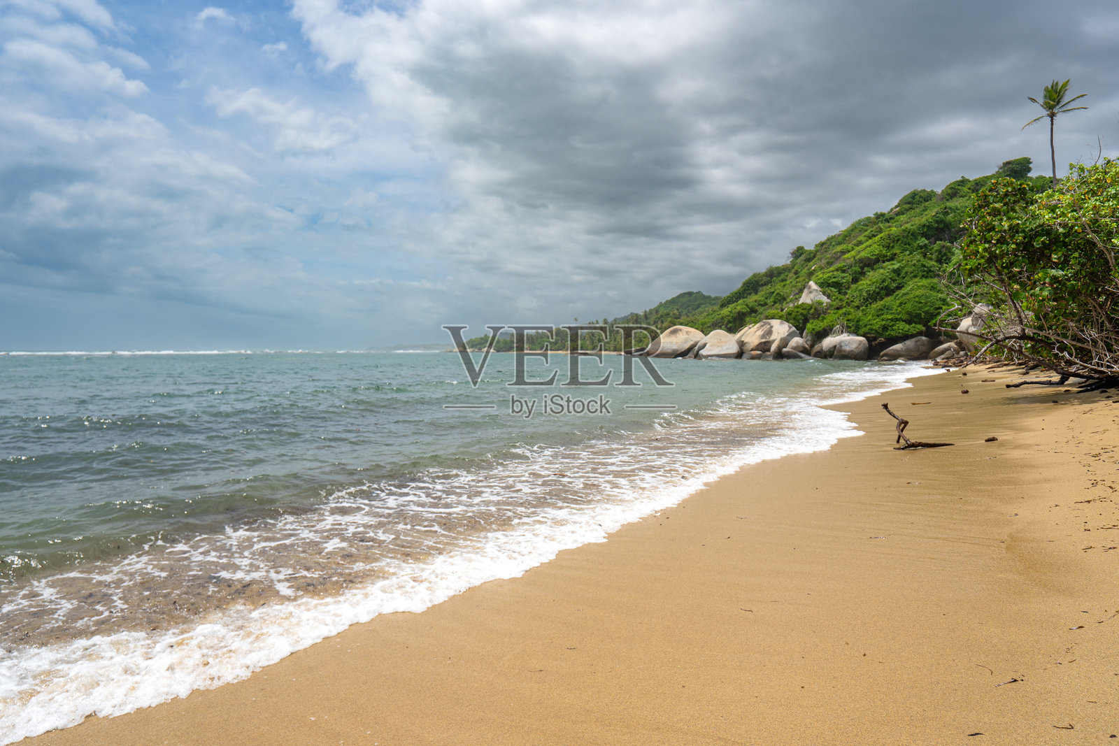 美丽的拉皮西纳海滩位于哥伦比亚南美洲的泰罗纳国家公园，坐落于加勒比海和圣玛尔塔山脉的脚下。照片摄影图片