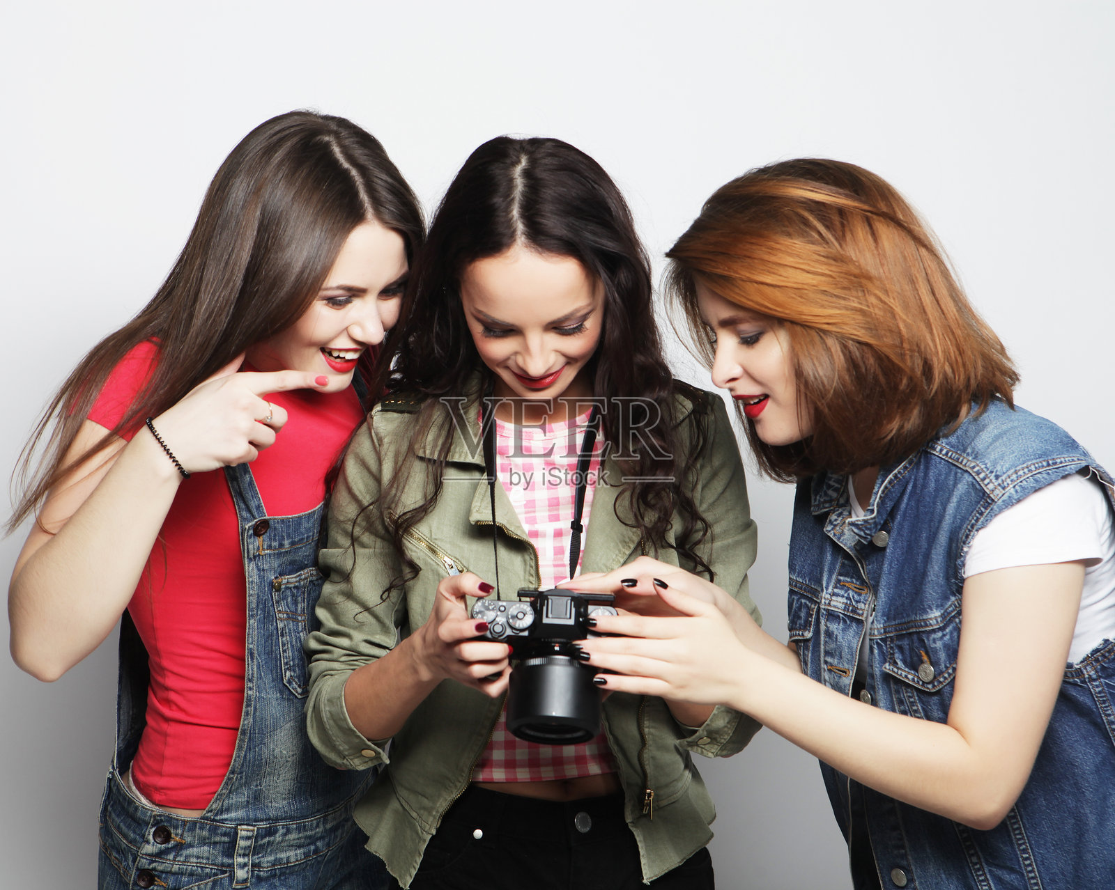 三个女孩在看镜头照片摄影图片
