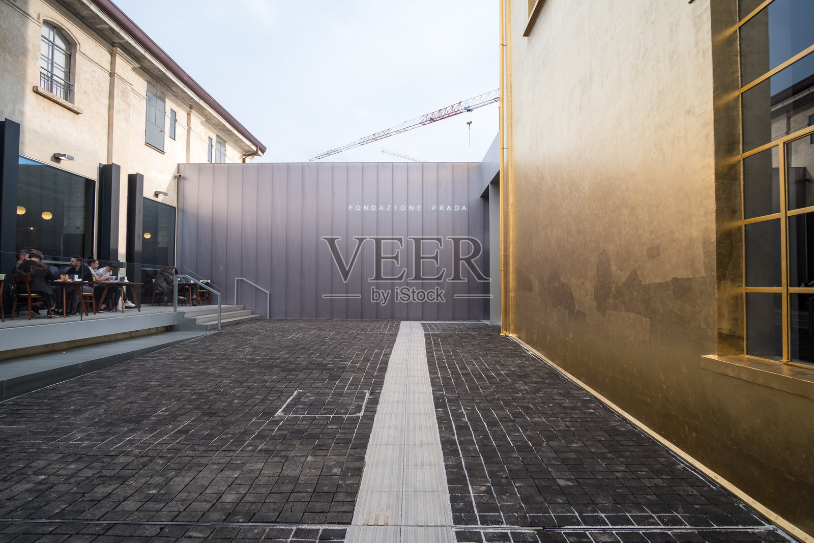 意大利米兰 - 2017年9月16日：普拉达基金会，OMA、雷姆·库哈斯和克里斯·范·杜因设计的工业综合体和博物馆照片摄影图片