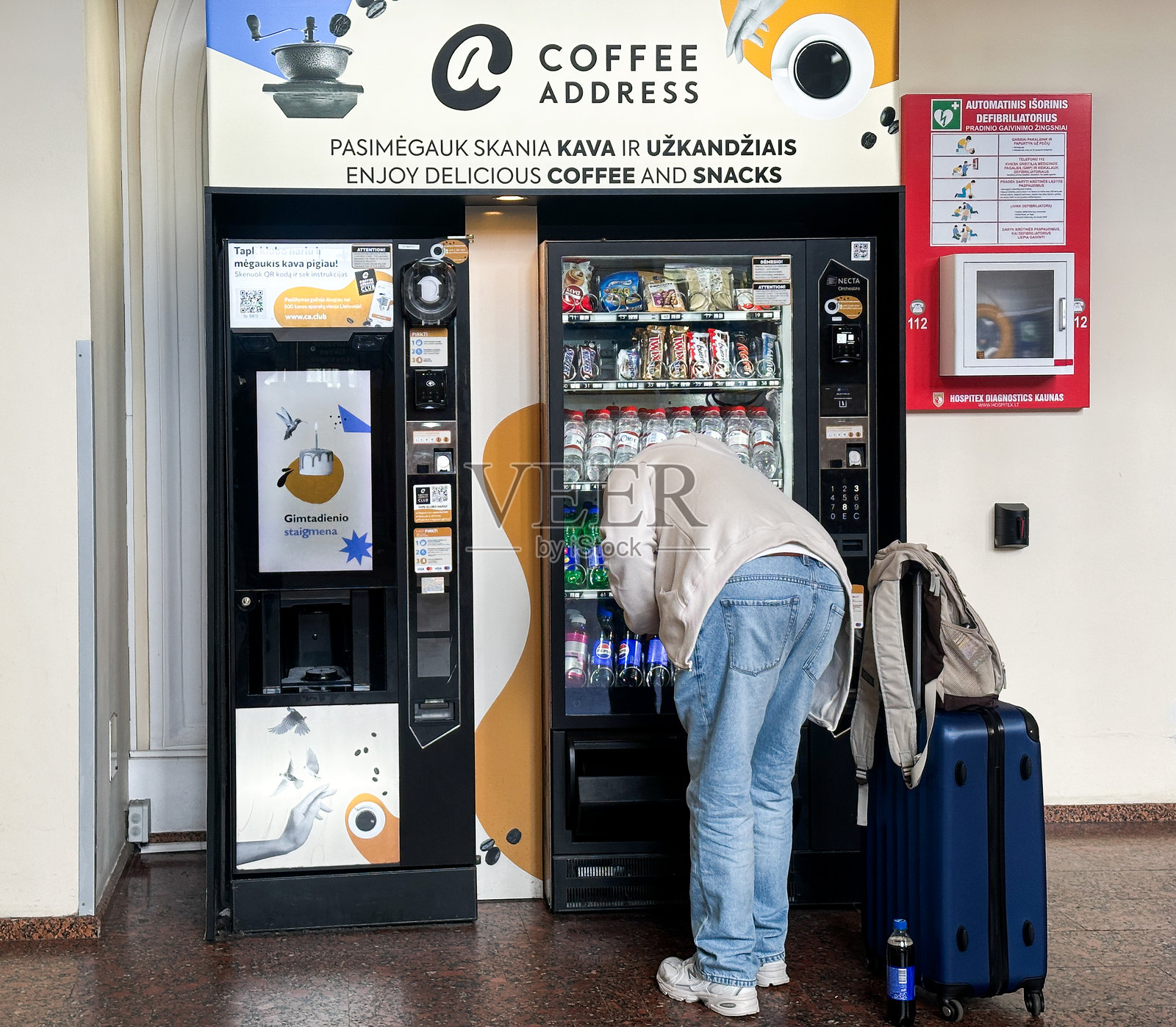 维尔纽斯机场的咖啡和小吃自动售货机，旅客正在购买。照片摄影图片