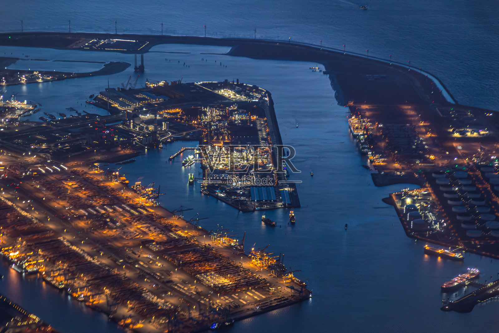 鹿特丹港口码头及航道的夜间鸟瞰图照片摄影图片