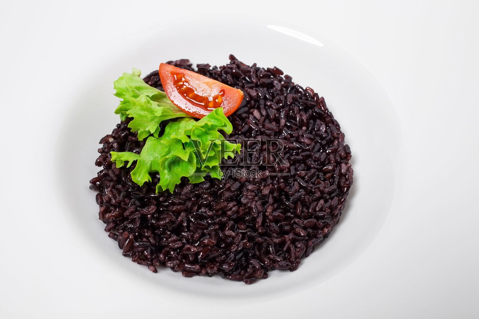 黑米番茄烩饭。照片摄影图片