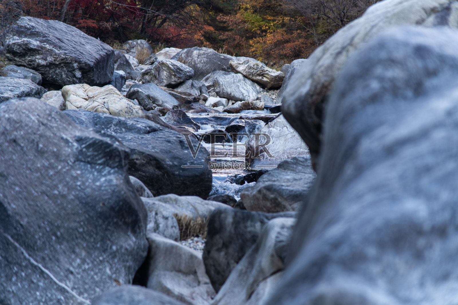 秋季山谷中的岩石和瀑布照片摄影图片