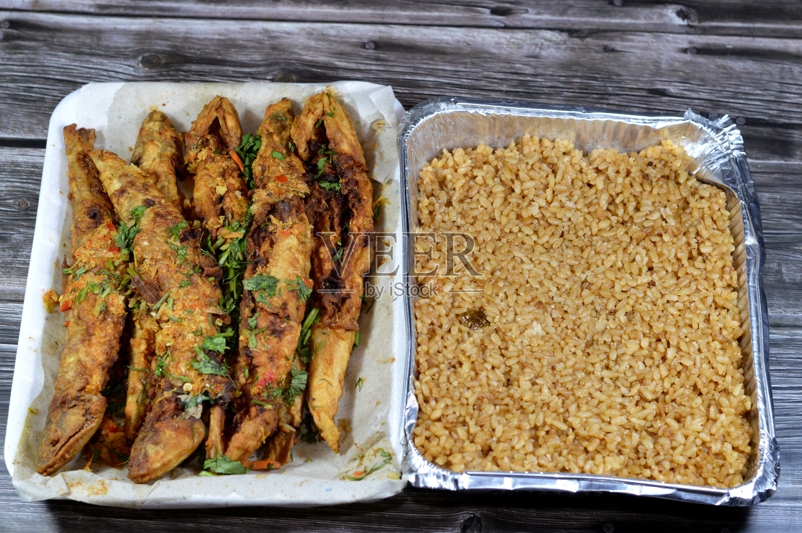 炸制的深海鳗鱼，刷齿蜥鱼，大鳞鱼或大鳞鲭，一种蜥鱼。照片摄影图片