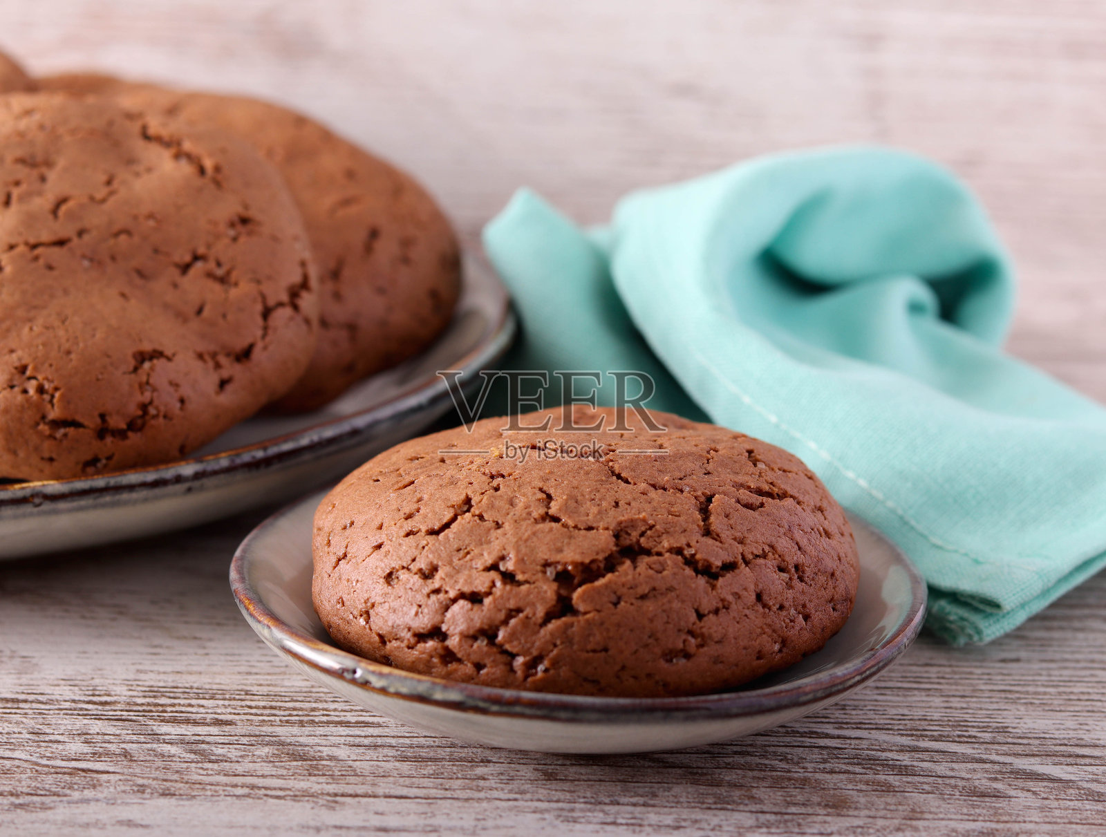 软巧克力饼干放在盘子里，已上桌照片摄影图片